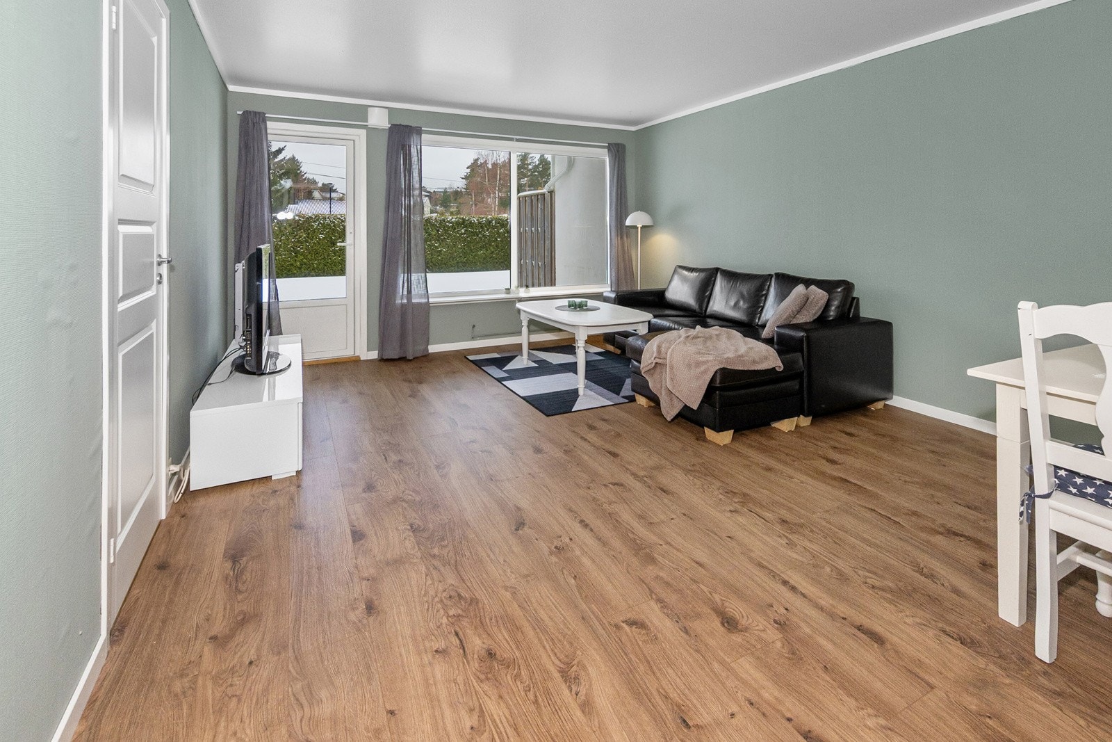 Koselig stue med utgang til koselig terrasse. Galleribilde