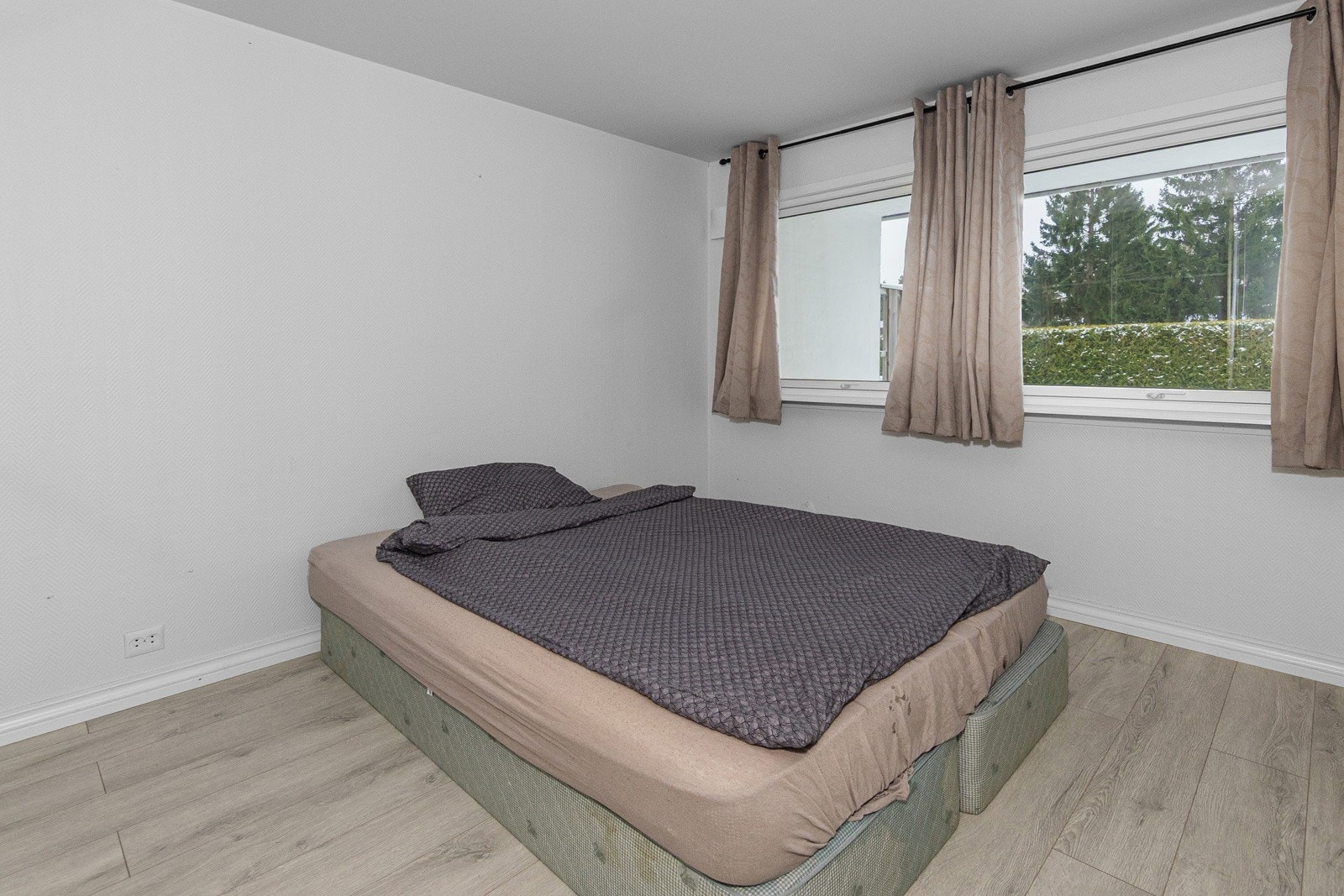 Leiligheten har ett stort soverom Galleribilde