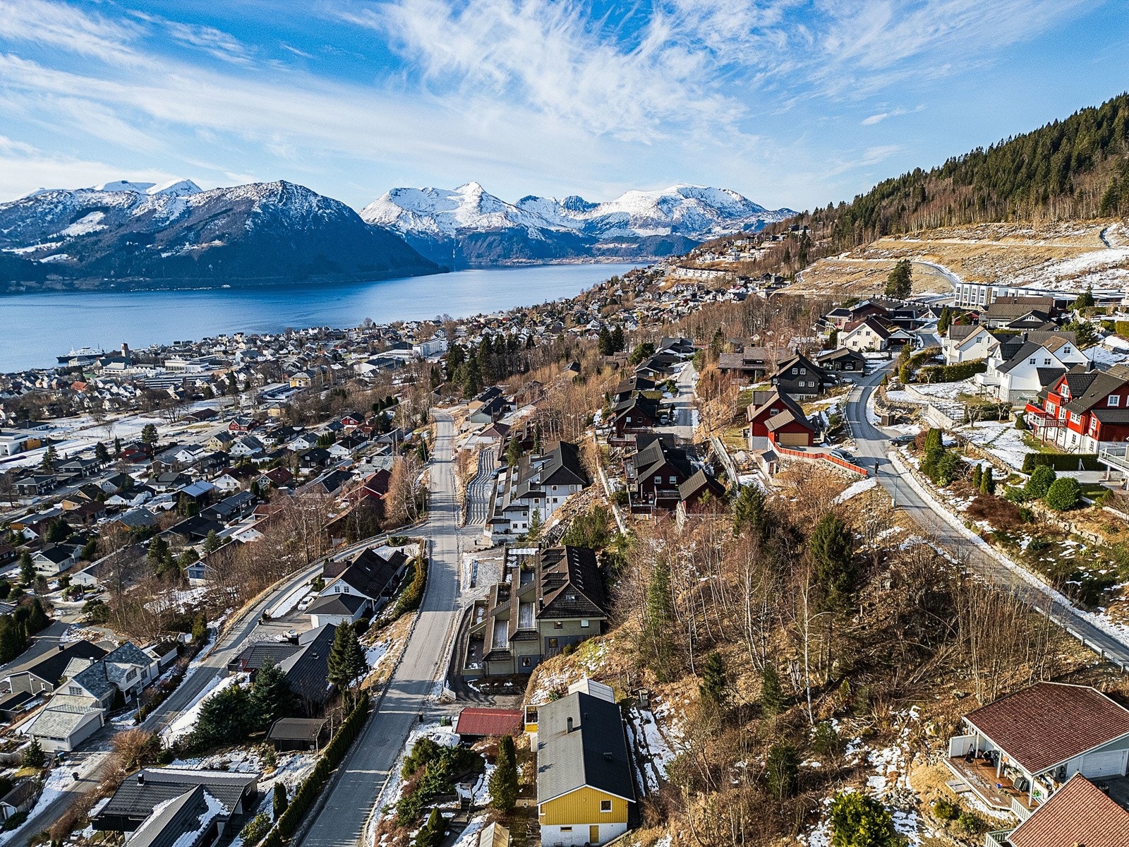 Tomta ligg og sørvendt til med kort gangavstand til sjukehuset og høgskulen Galleribilde
