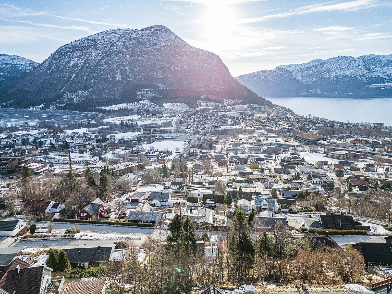 Panoramautsikt med Rotevatnet i aust og Voldsfjorden i Vest Galleribilde