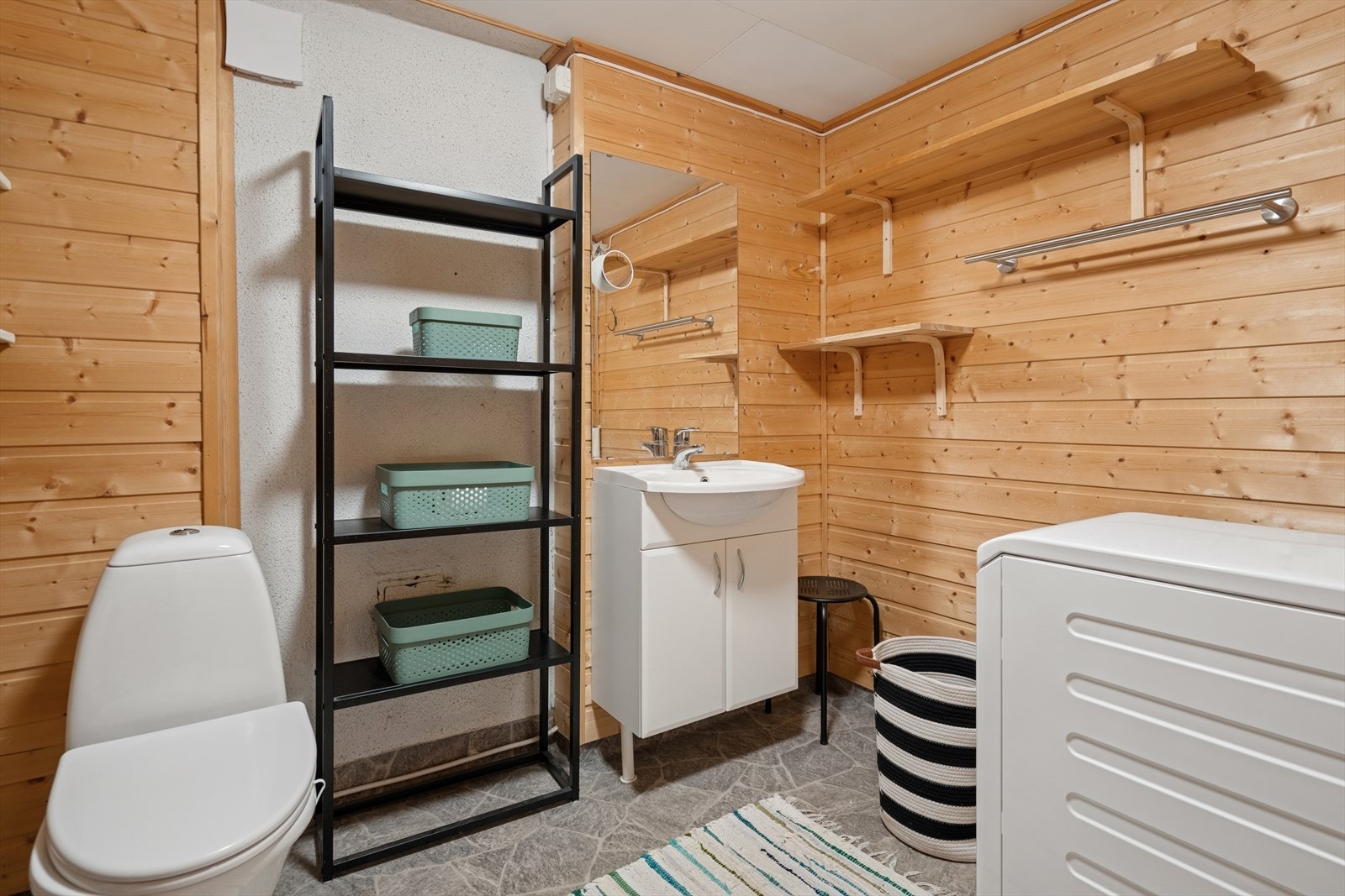 Vaskerom/ toalettrom i kjelleretasjen Galleribilde