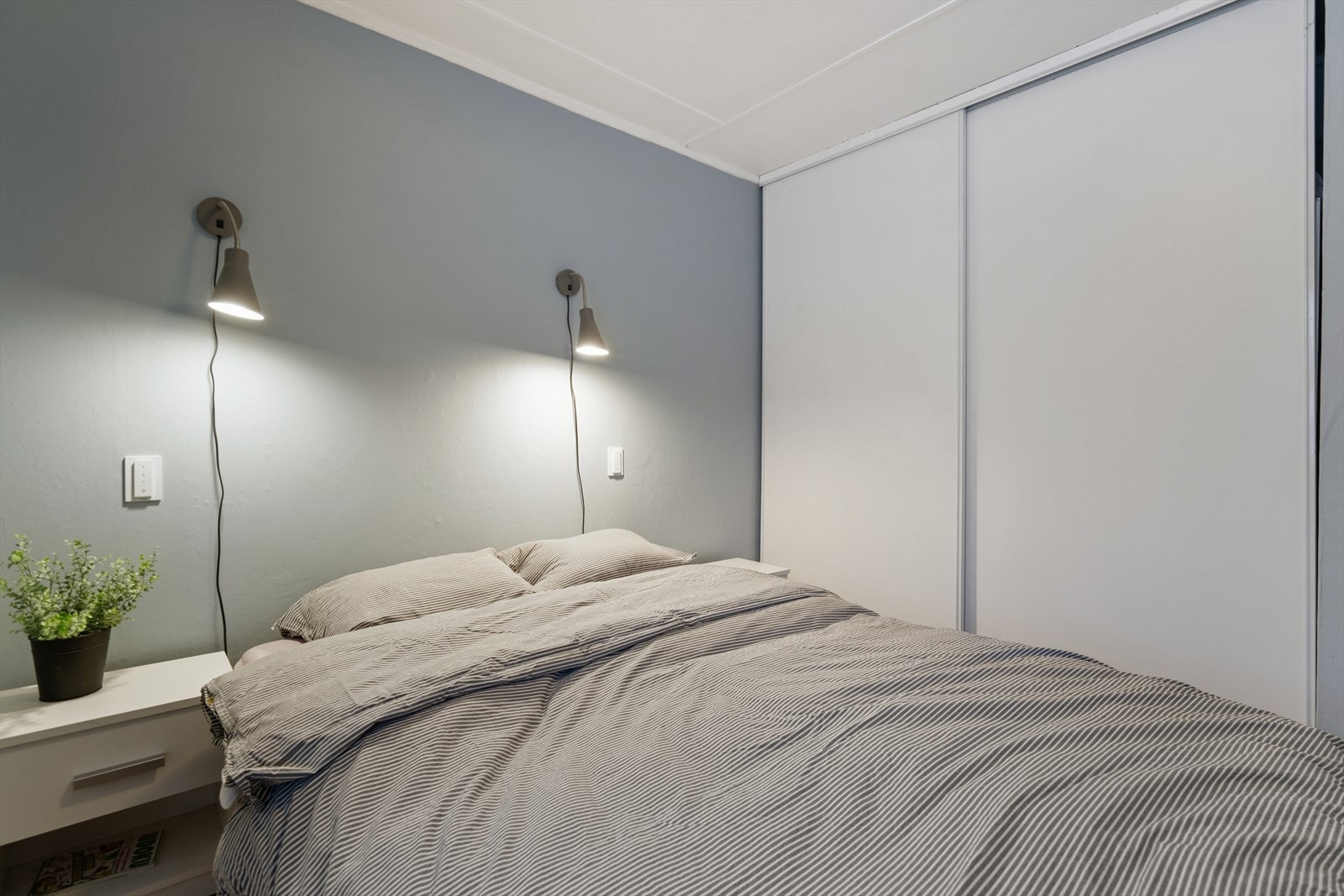 Rommet har praktisk skyvedørsgarderobe Galleribilde