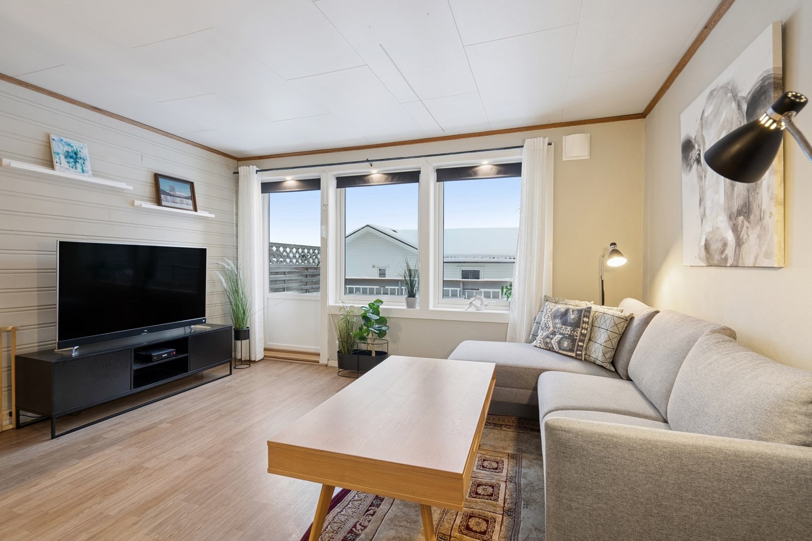 Stuen er romslig med store utsiktsvinduer Galleribilde