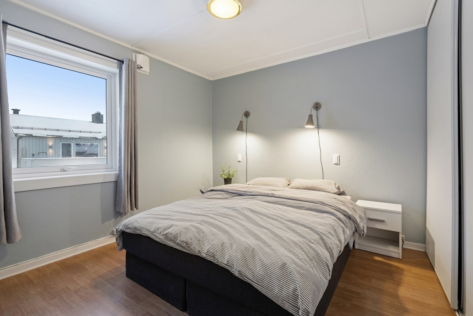 Hovedsoverom med god plass til dobbeltseng Galleribilde