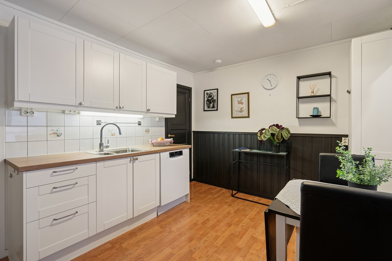 Kjøkken med god plass til spisebordet Galleribilde