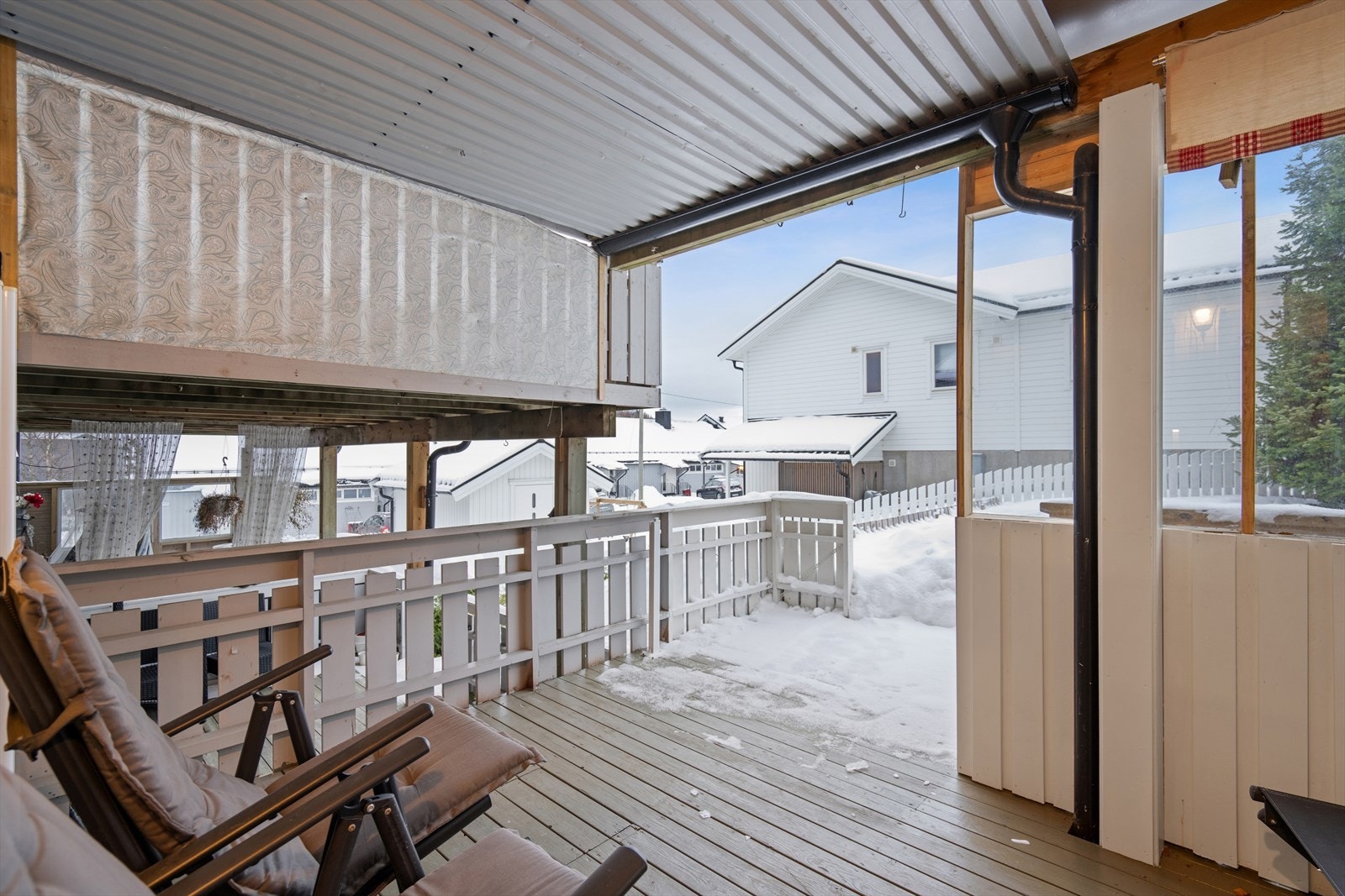 Overbygget terrasse med god plass Galleribilde