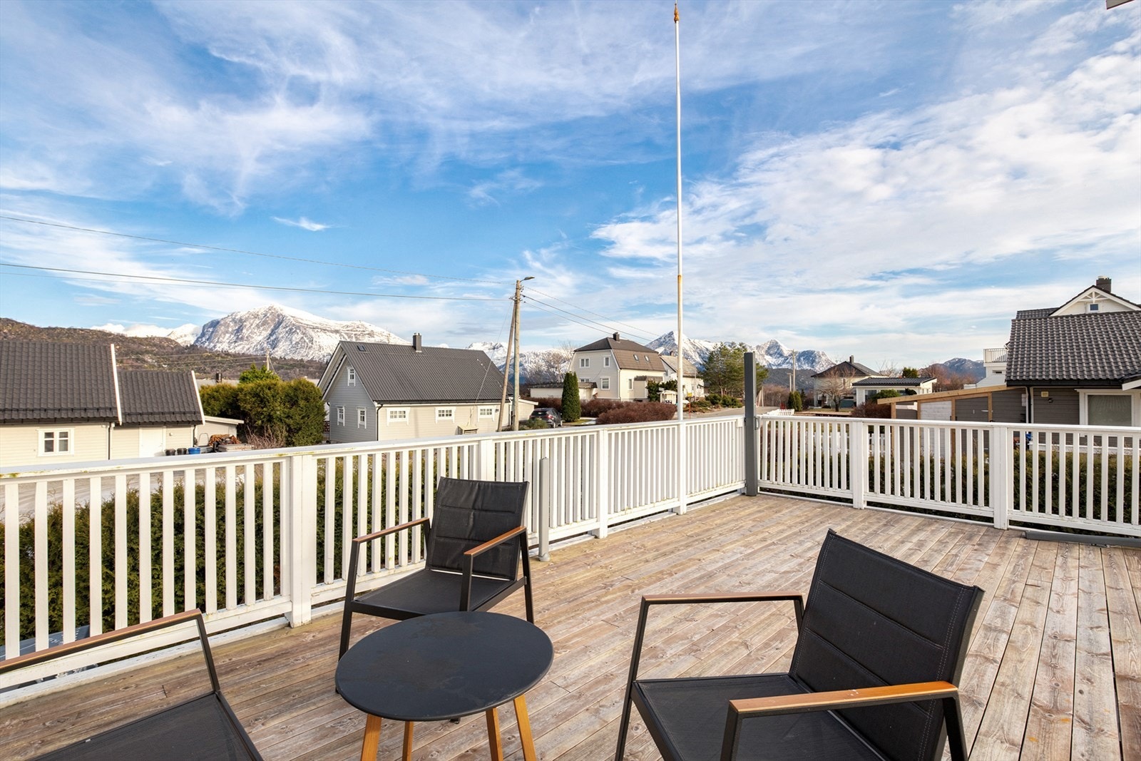 Ved hovedetasjen er det veranda på ca. 30 m² med direkte tilkomst fra stua | veranda ble utvidet uten byggemelding i 2019 Galleribilde