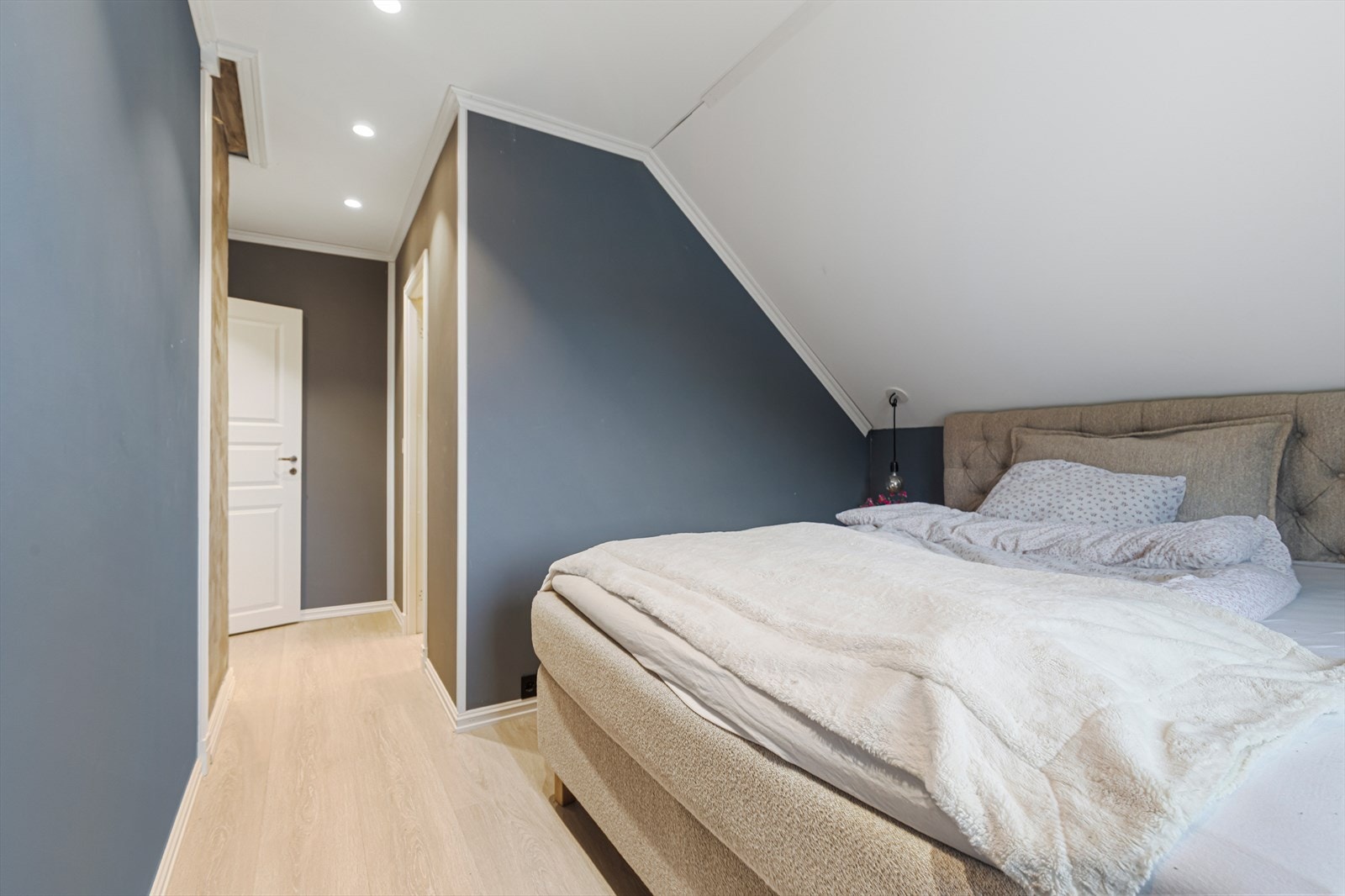 Hovedsoverom i loftetasjen | også loftetasjen, med unntak av ett soverom på loft, ble oppgradert i 2018 Galleribilde