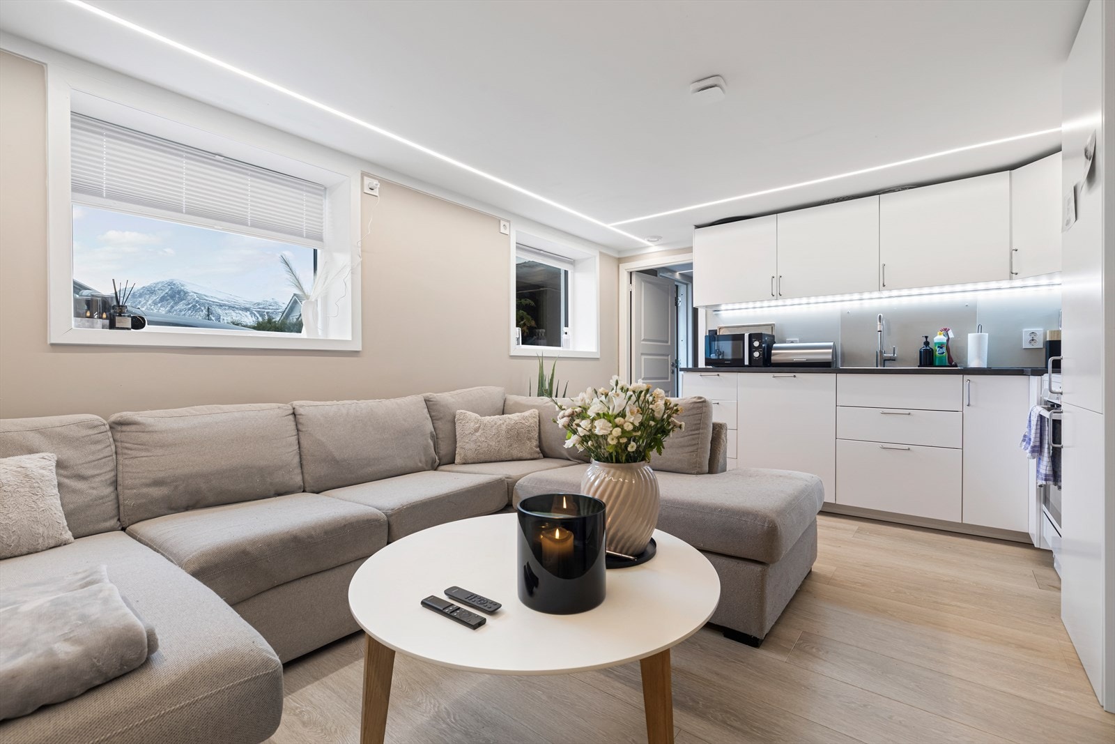 Stue/kjøkken i kjeller | boligen er bare godkjent med én boenhet i matrikkelen, og det er ikke dokumentert at kjeller er godkjent med utleiedel Galleribilde