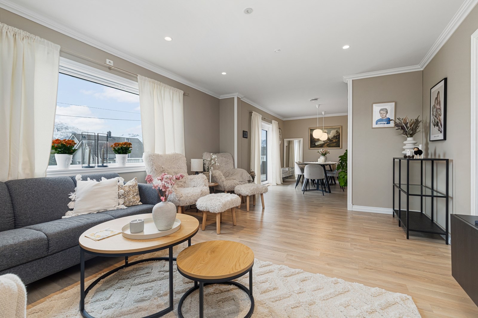 Stue i hovedetasjen med god plass til både sittegruppe og spisegruppe | hele hovedetasjen ble oppgradert i 2018 Galleribilde