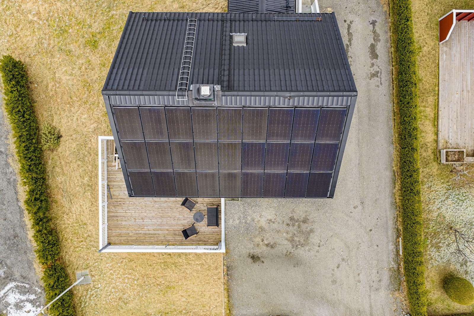 Boligen sett oven ifra | ny taktekking ved frontfasade med solcellepaneler ble montert i 2022 Galleribilde