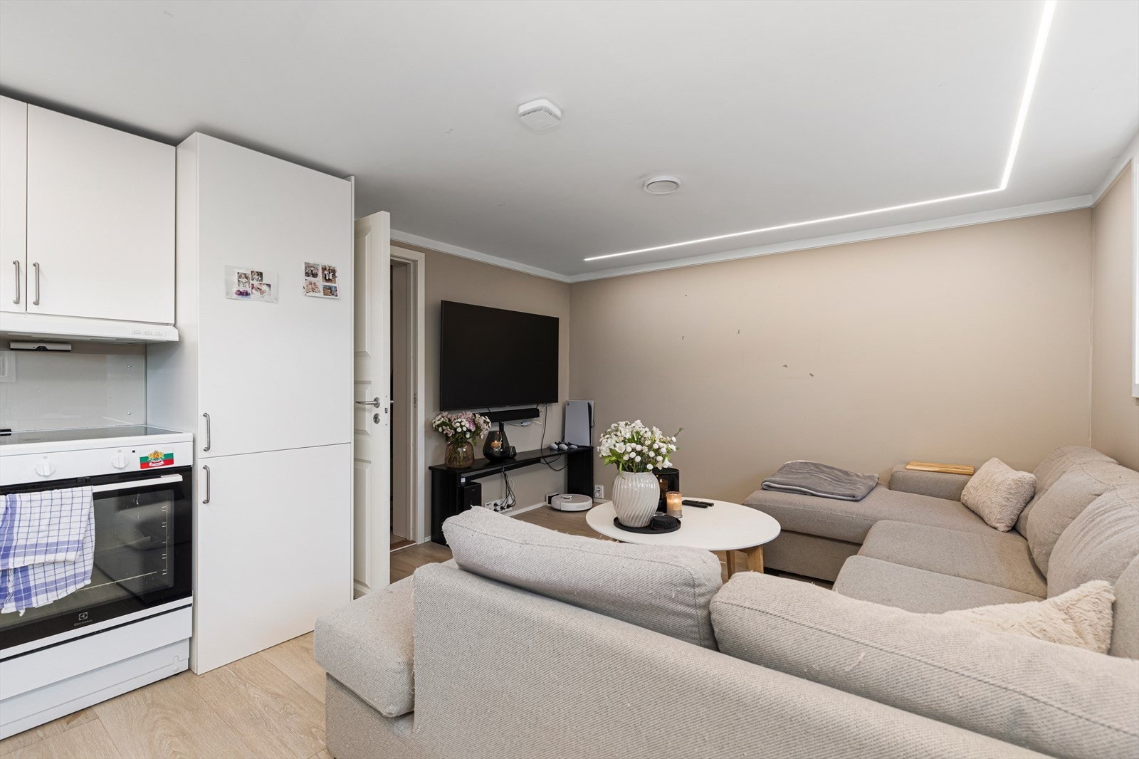 Stue/kjøkken i kjeller | boligen er bare godkjent med én boenhet i matrikkelen, og det er ikke dokumentert at kjeller er godkjent med utleiedel Galleribilde