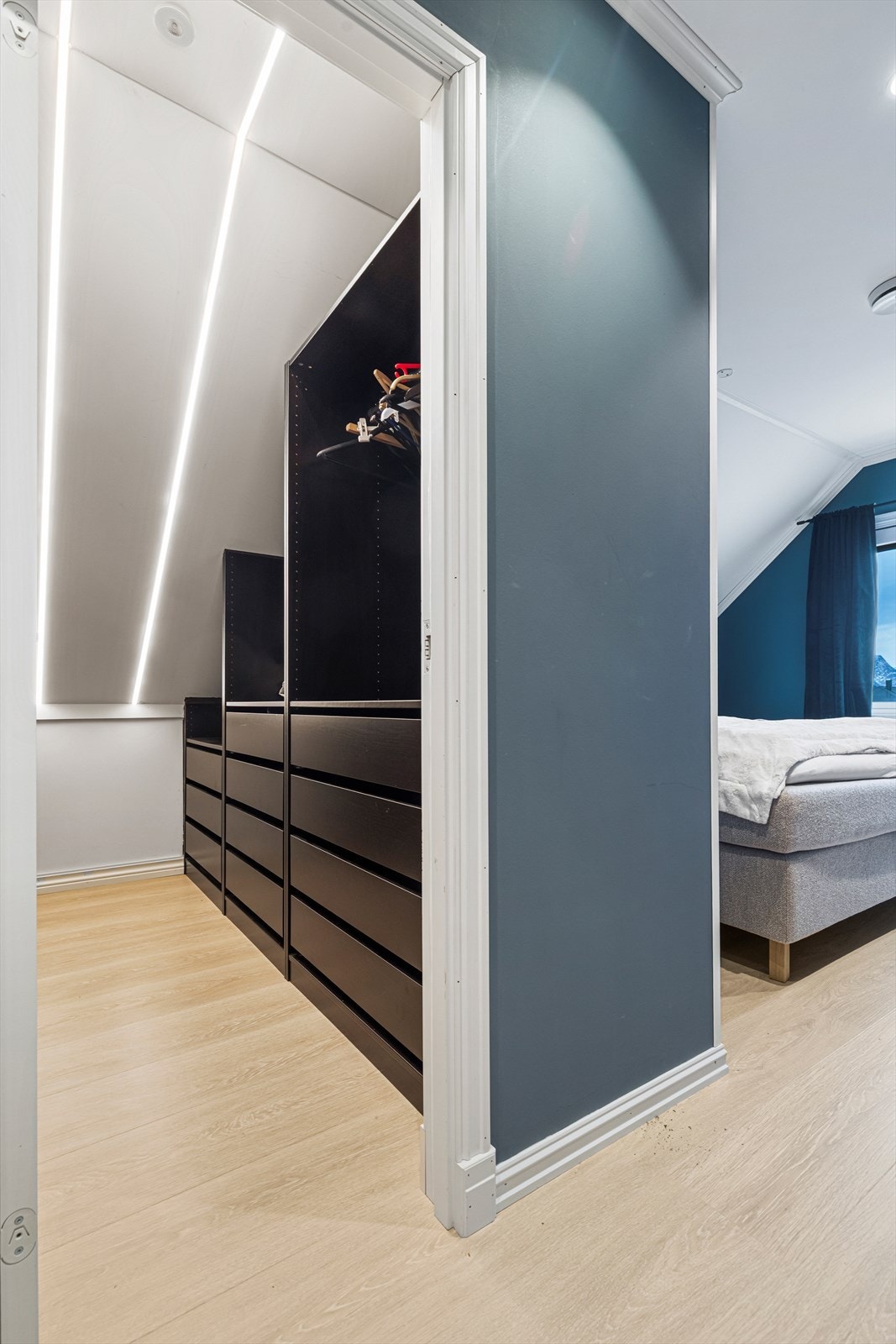 I tilknytning til hovedsoverommet er det også praktisk walk-in-garderobe Galleribilde