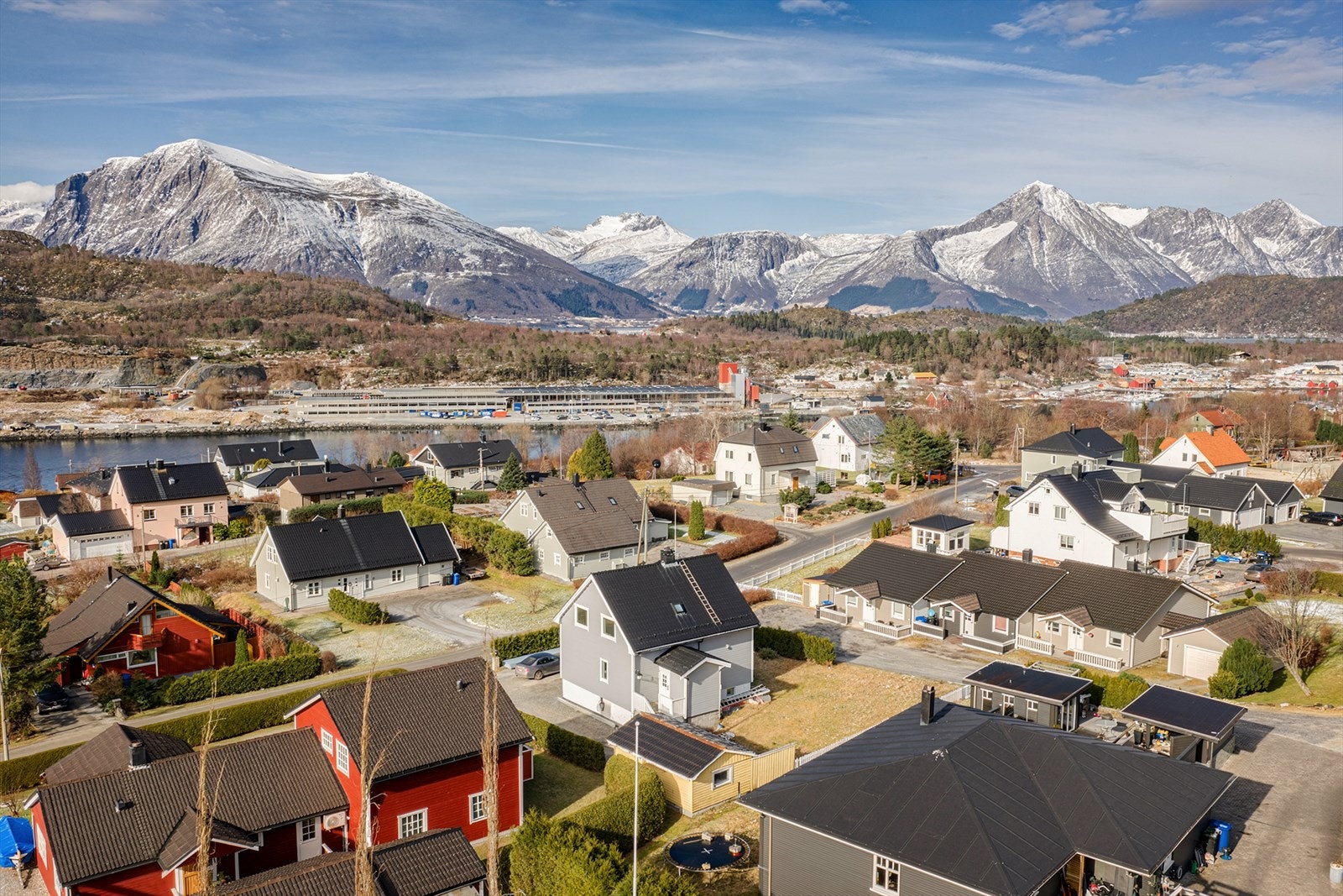 Boligen ligger i et etablert, rolig og barnevennlig område langs Bautevegen i Hjørungavåg Galleribilde