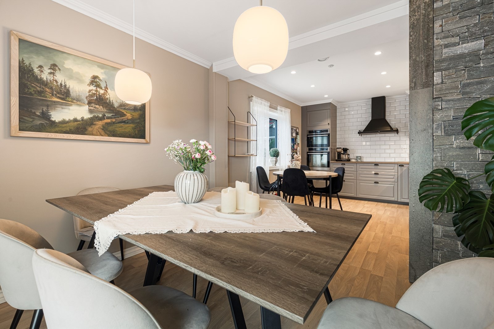 Stue med åpen løsning mot kjøkken | luft-til-luft varmepumpe ble montert her i 2022 Galleribilde