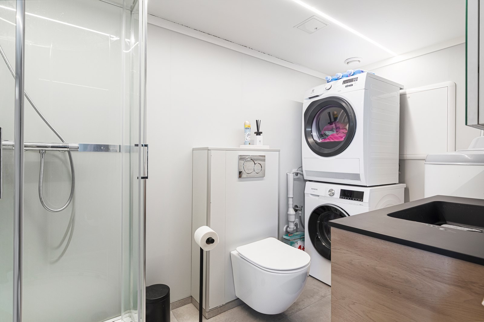 Bad/vaskerom i kjeller | boligen er bare godkjent med én boenhet i matrikkelen, og det er ikke dokumentert at kjeller er godkjent med utleiedel Galleribilde