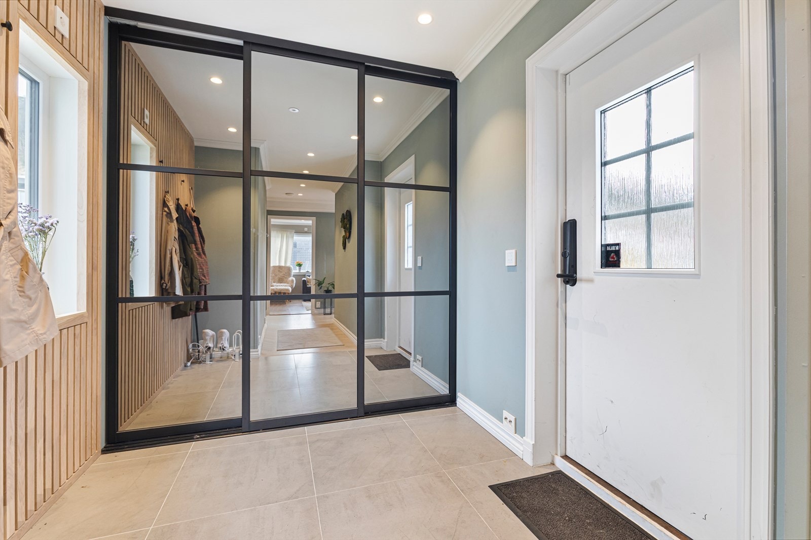 Opprinnelig inngangspartiet i hovedetasjen ble revet i 2020 og nytt ble bygget | stor og praktisk skyvedørsgarderobe i entréen Galleribilde