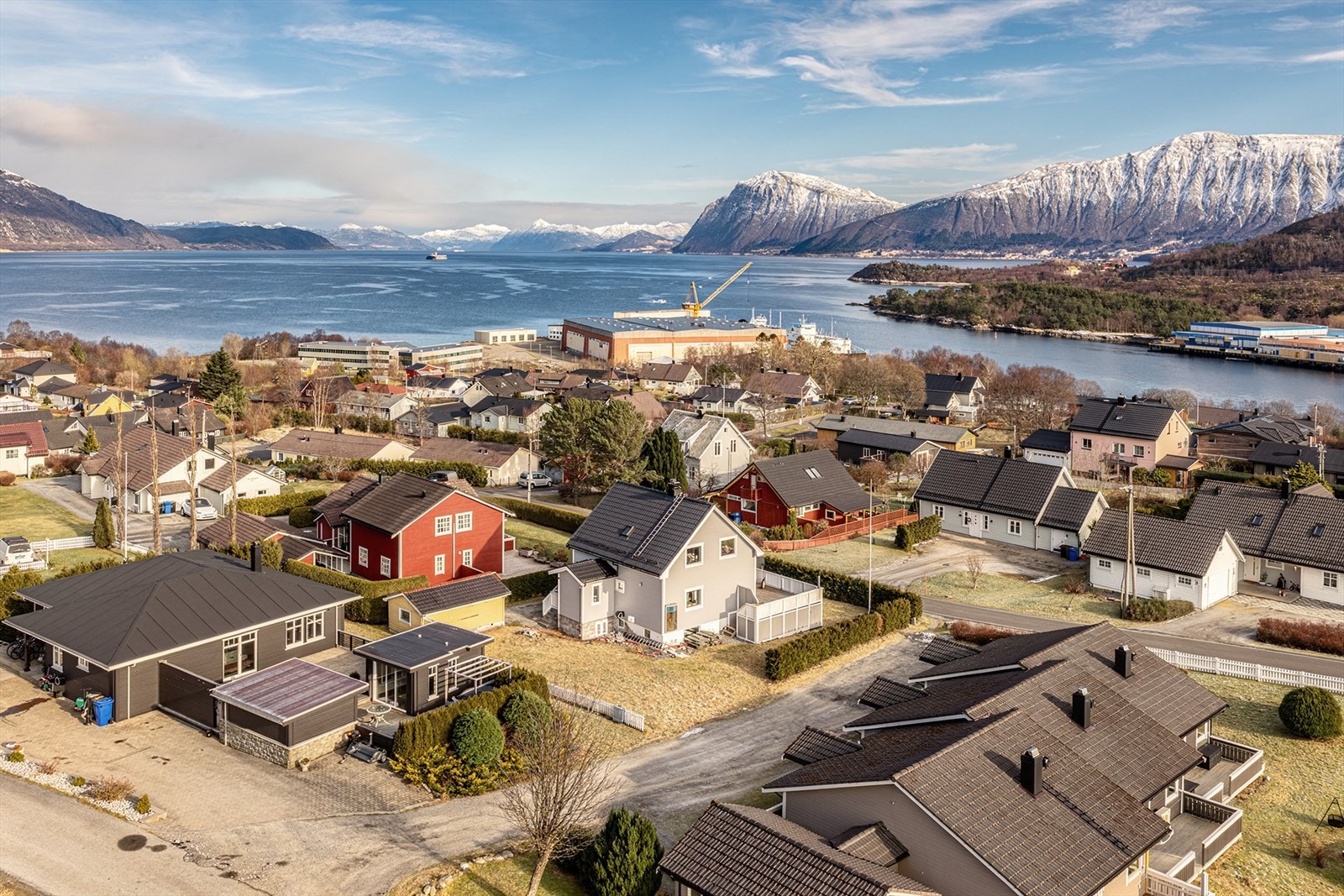 Boligen ligger i et etablert, rolig og barnevennlig område langs Bautevegen i Hjørungavåg Galleribilde