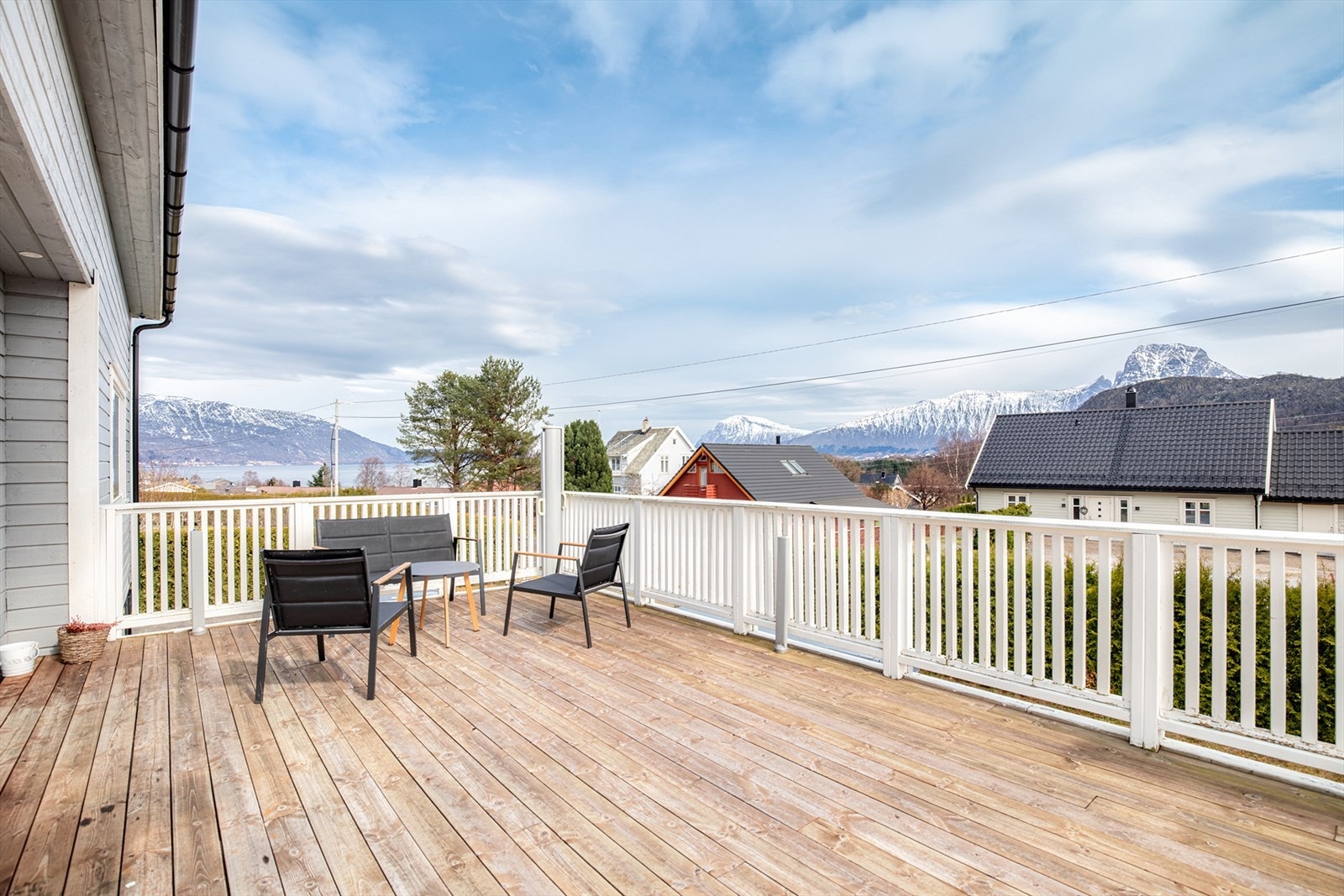 Ved hovedetasjen er det veranda på ca. 30 m² med direkte tilkomst fra stua | veranda ble utvidet uten byggemelding i 2019 Galleribilde