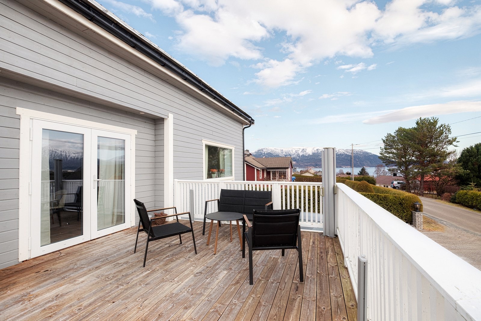 Ved hovedetasjen er det veranda på ca. 30 m² med direkte tilkomst fra stua | veranda ble utvidet uten byggemelding i 2019 Galleribilde