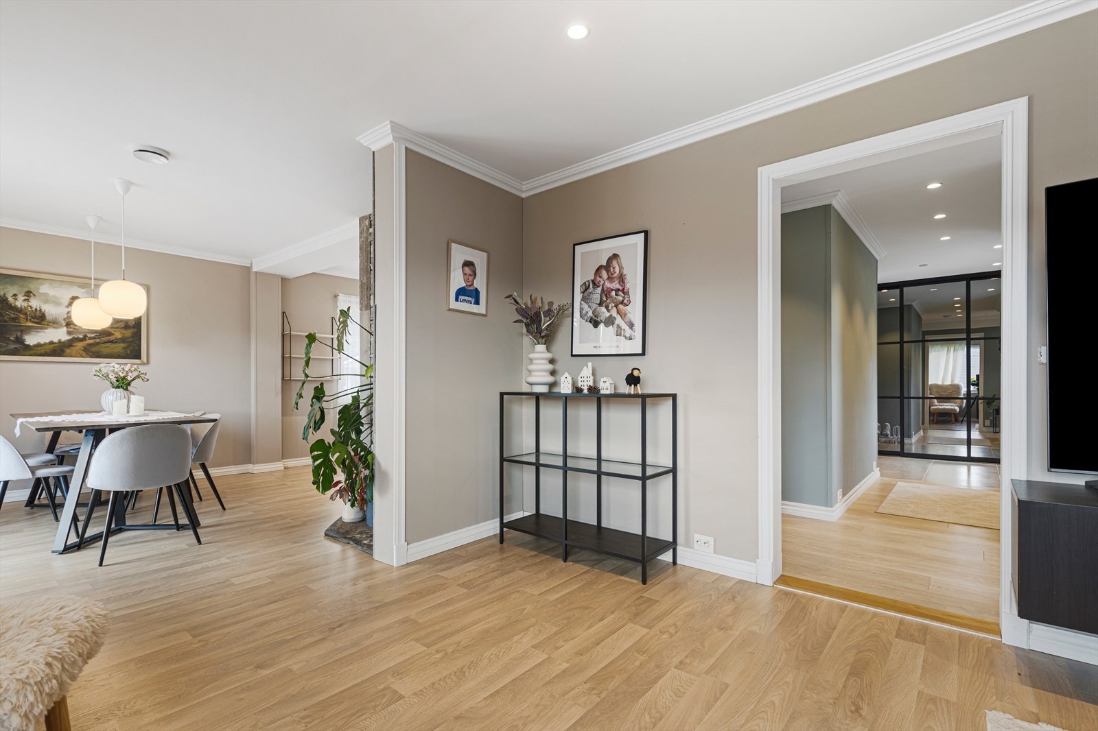 Stue i hovedetasjen med god plass til både sittegruppe og spisegruppe | hele hovedetasjen ble oppgradert i 2018 Galleribilde