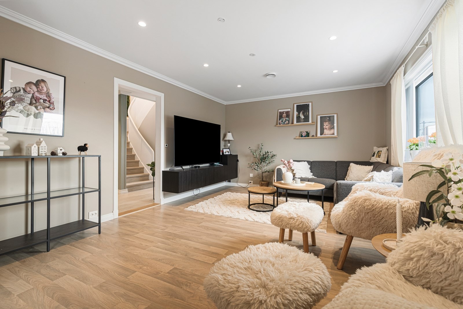 Stue i hovedetasjen med god plass til både sittegruppe og spisegruppe | hele hovedetasjen ble oppgradert i 2018 Galleribilde