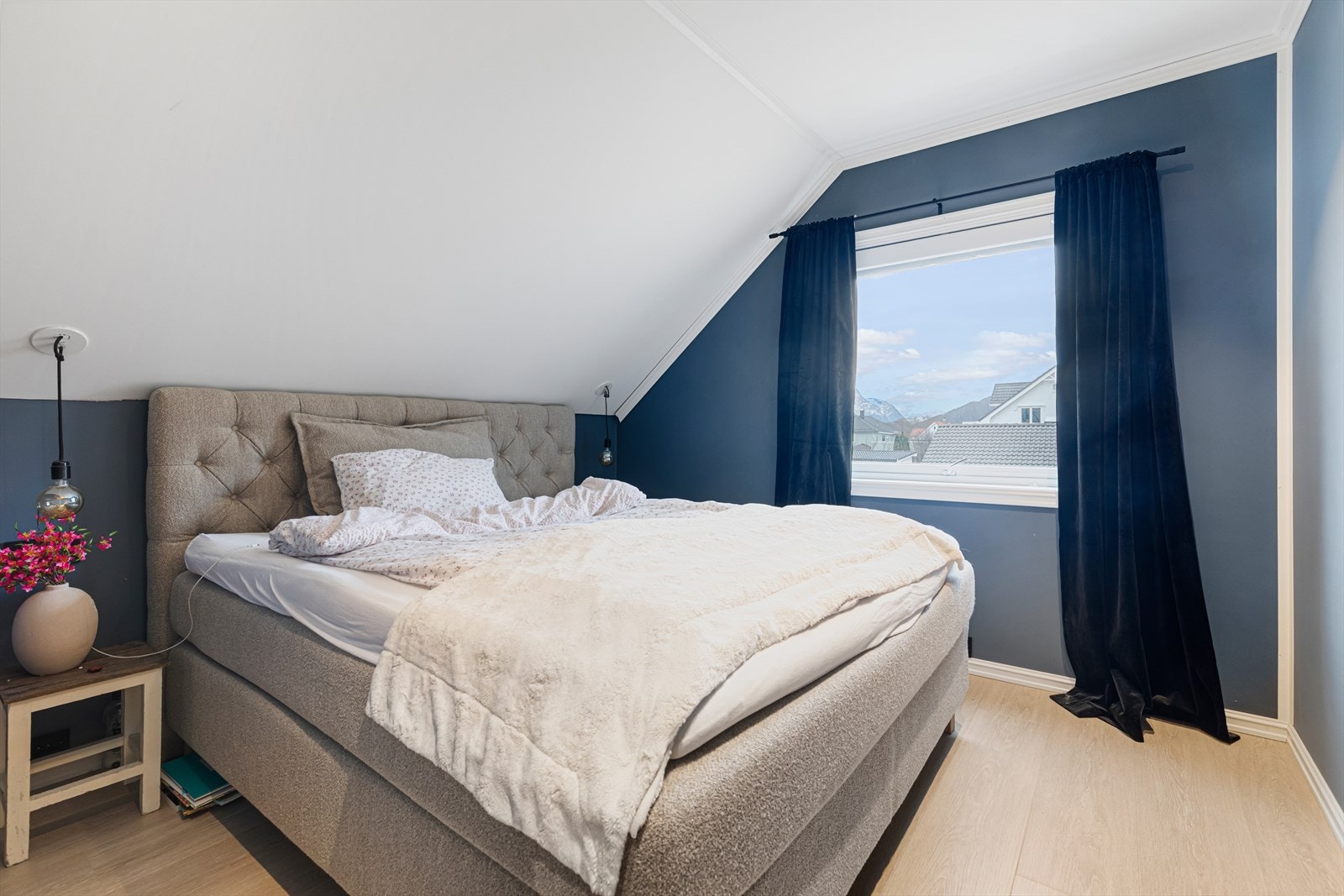 Hovedsoverom i loftetasjen | også loftetasjen, med unntak av ett soverom på loft, ble oppgradert i 2018 Galleribilde