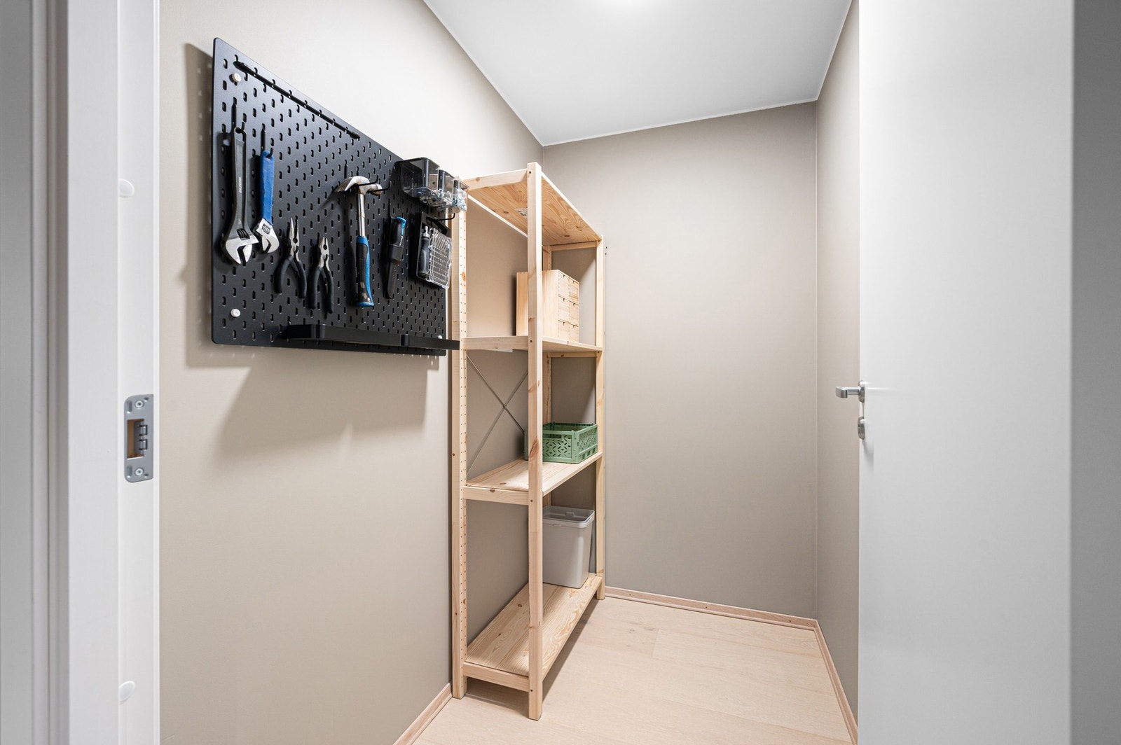 I tillegg til kjellerboden har leiligheten en praktisk innvendig bod som måler 2,3 kvm. Galleribilde