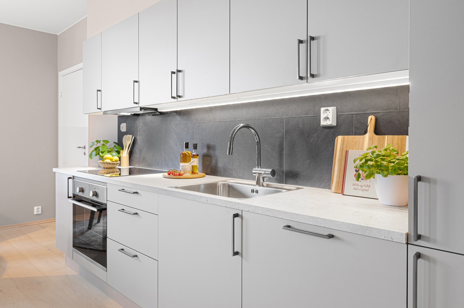 Innredningen inkluderer integrert platetopp, stekeovn, oppvaskmaskin og kjøl-/fryseskap som medfølger i handelen. Galleribilde