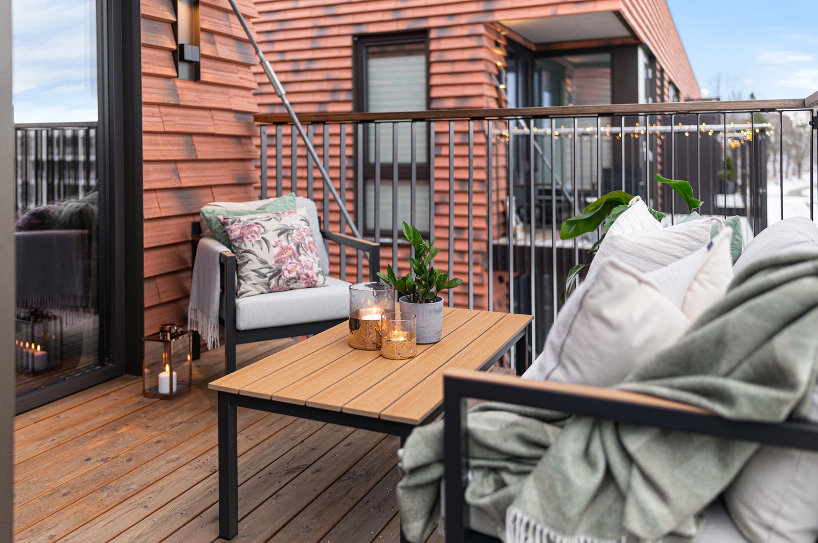 Leiligheten ligger på hjørnet av bygget som gjør at balkongen både peker mot nord og øst. Galleribilde