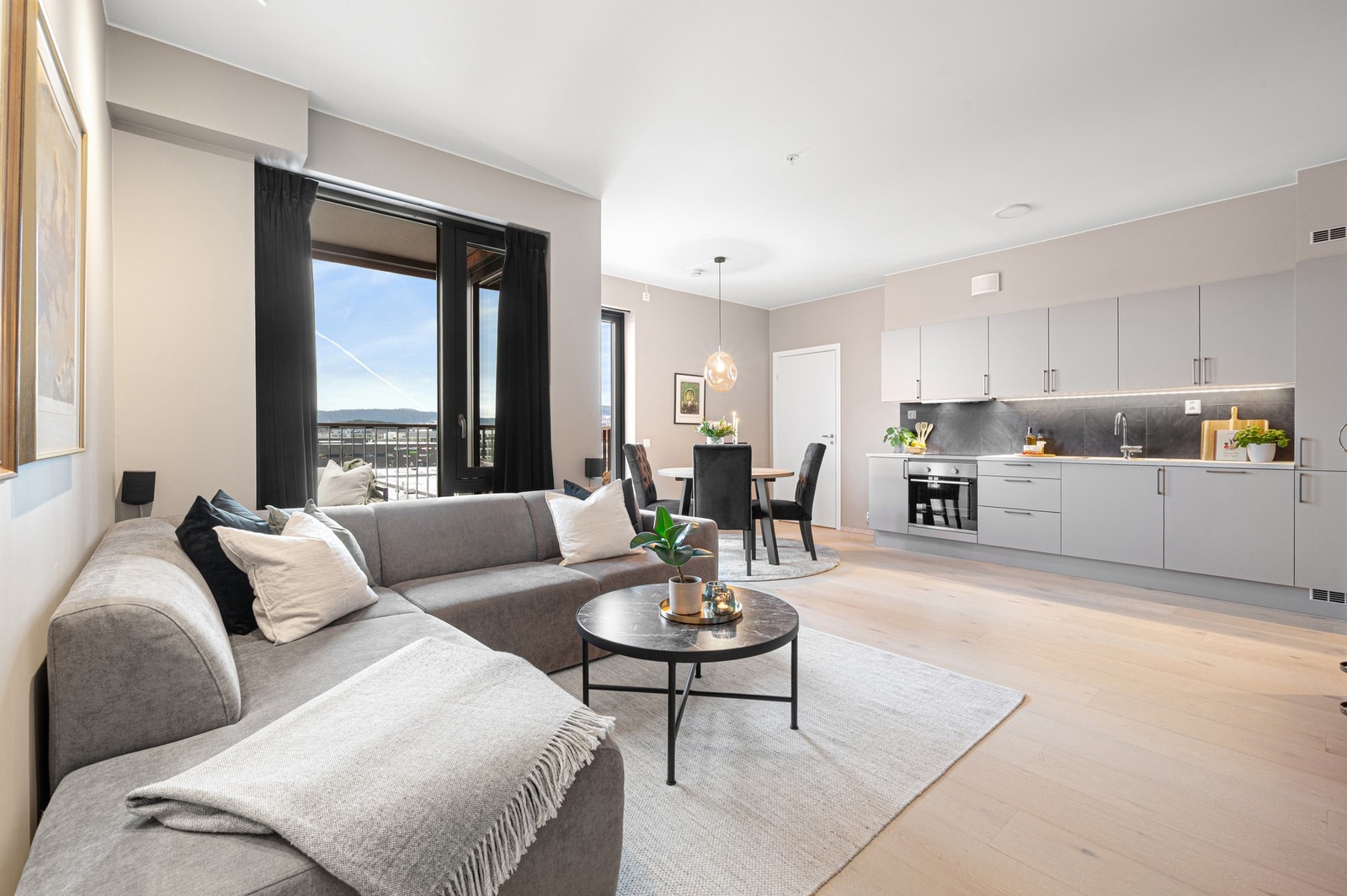 Leiligheten måler 61 kvm (BRA-i) og består av åpen stue-/kjøkkenløsning, to soverom, balkong, entré, bad samt intern og ekstern bod. Galleribilde