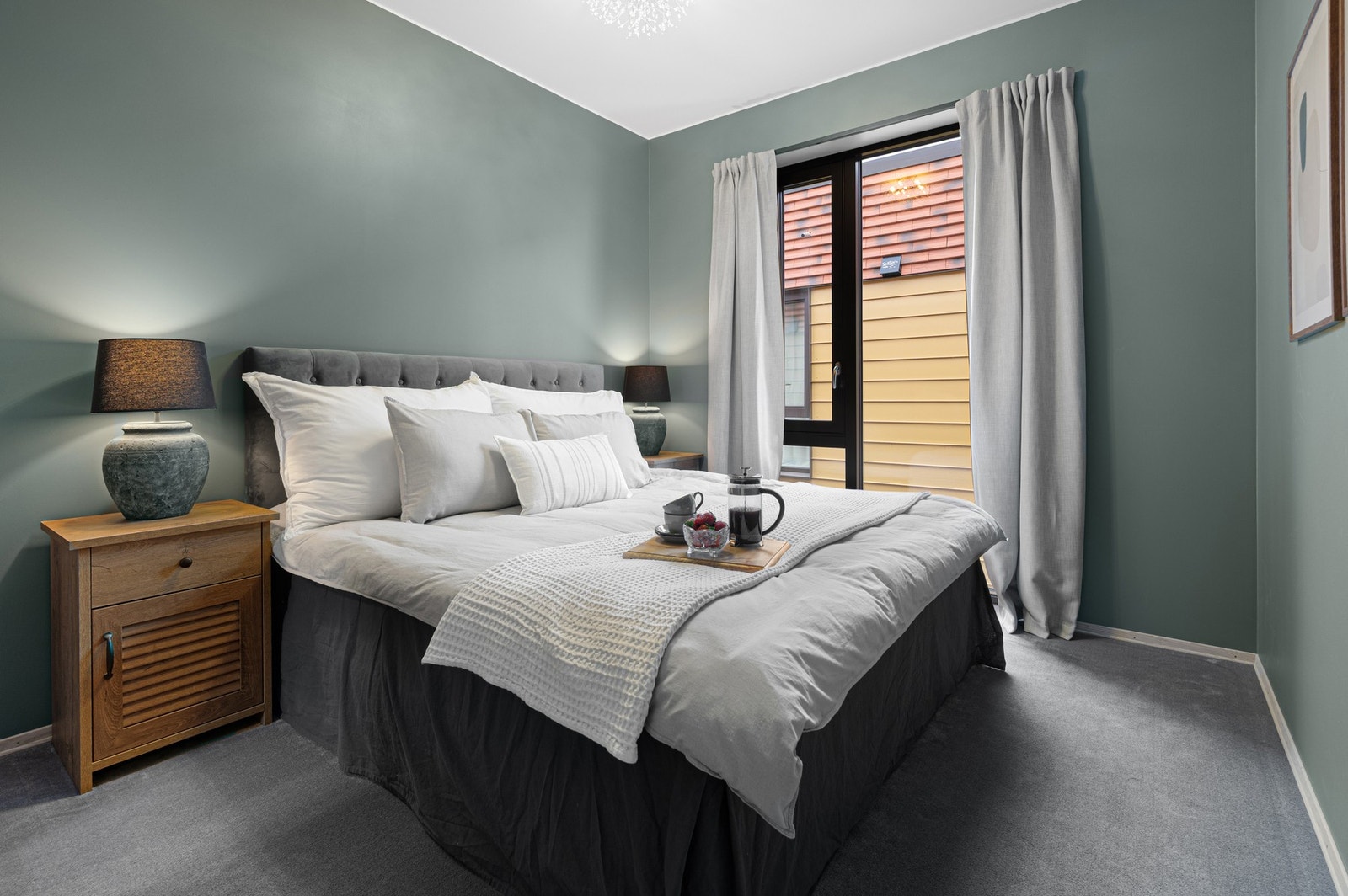 Hovedsoverommet er på romslige 11,3 kvm. Det er lagt gulvteppe på hele rommet over den originale parketten. Galleribilde