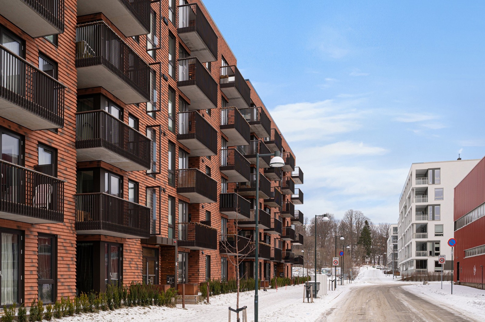 Det er gjesteparkering utenfor blokken. Det er også mulig å kjøpe til fast parkeringsplass i garasjekjeller. Galleribilde