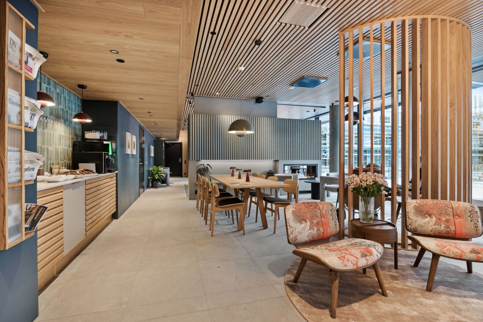 Ved resepsjonen finnes det en "barløsning" med mulighet for å plukke med seg en kaffe på vei til arbeid, eller som kan nytes sammen med dagens avis i et av byggets flere loungeområder. Galleribilde