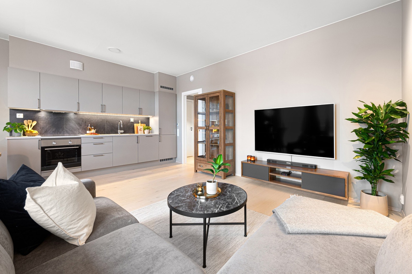 Leiligheten varmes opp av fjernvarme. Kostnader knyttet til oppvarming og internett/tv er inkludert i de månedlige felleskostnadene. Galleribilde