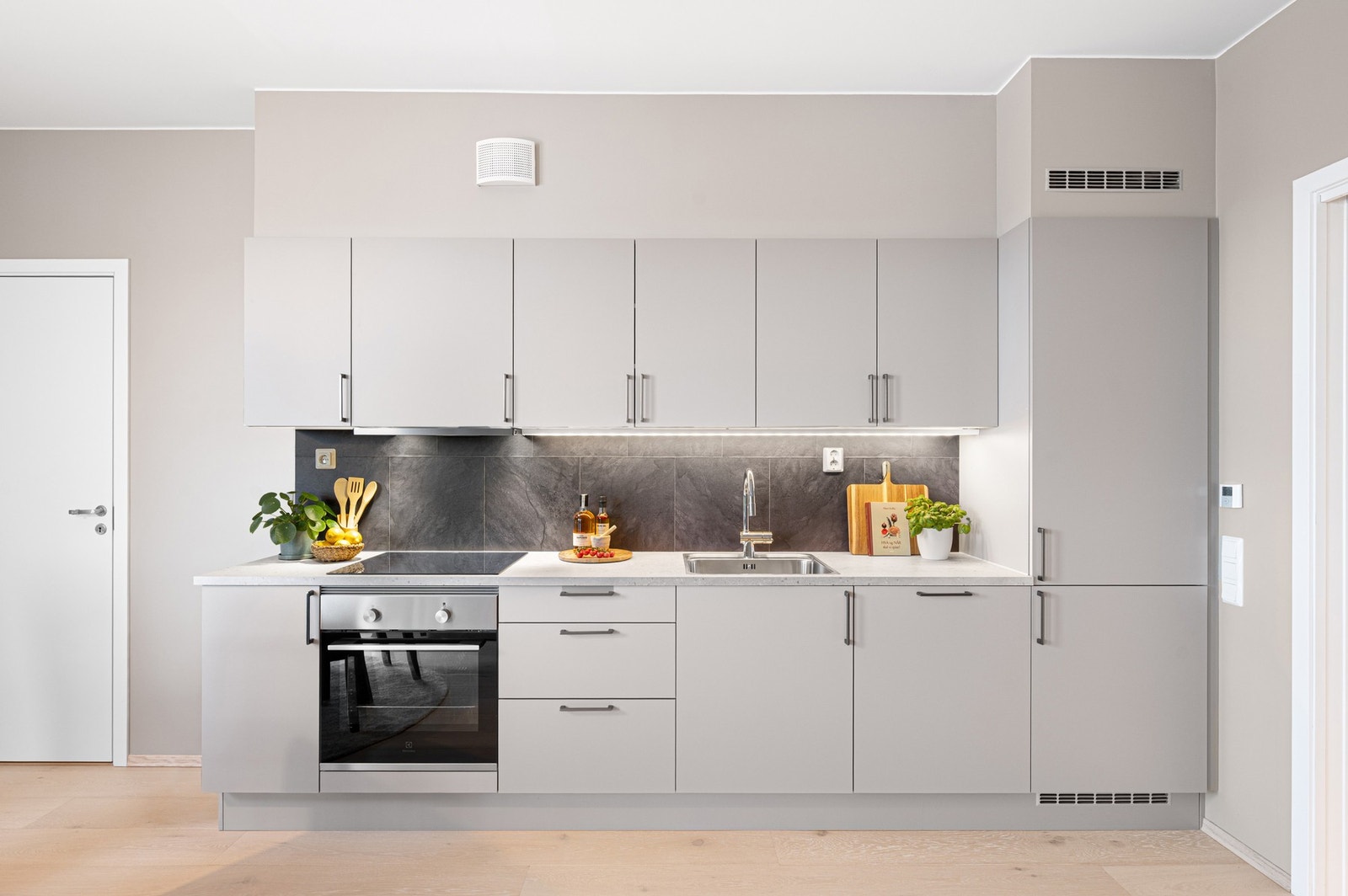 Kjøkkenet holder i likhet med resten av boligen er svært god standard og er vurdert til TG0 av takstmann. Galleribilde