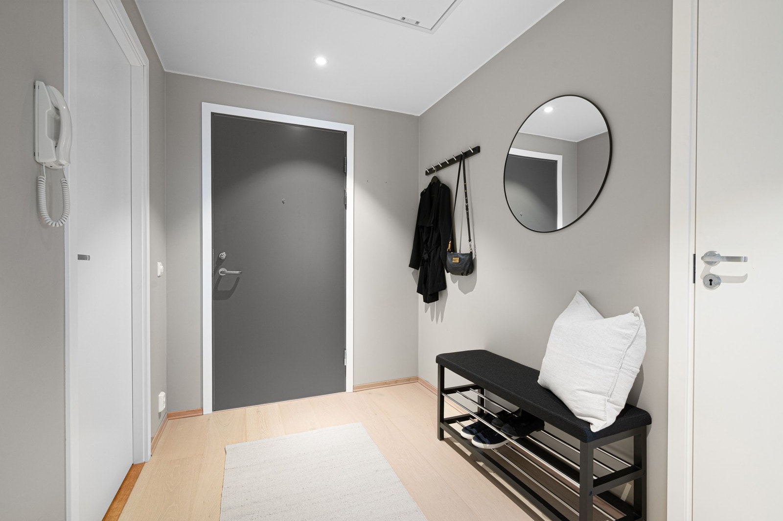 Romslig entré på 5,5 kvm, med god plass til yttertøy og sko. Galleribilde