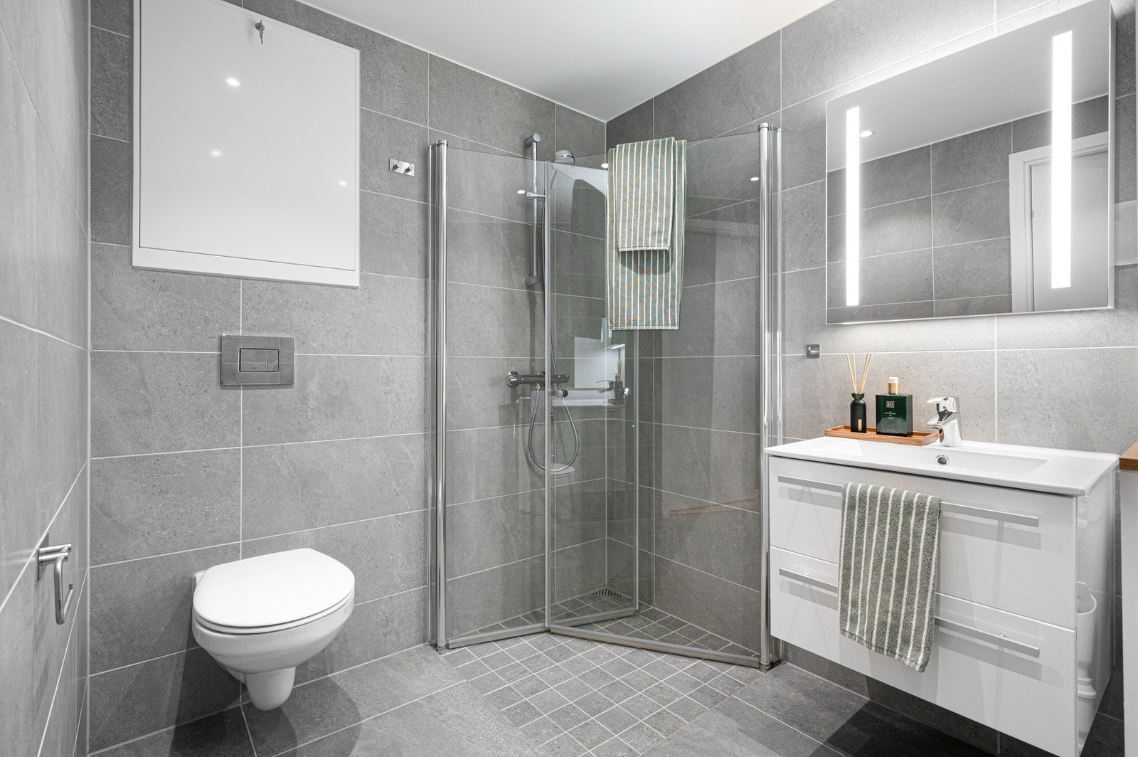 Pent og flislagt bad på 4,5 kvm med varmekabler i gulv. Galleribilde