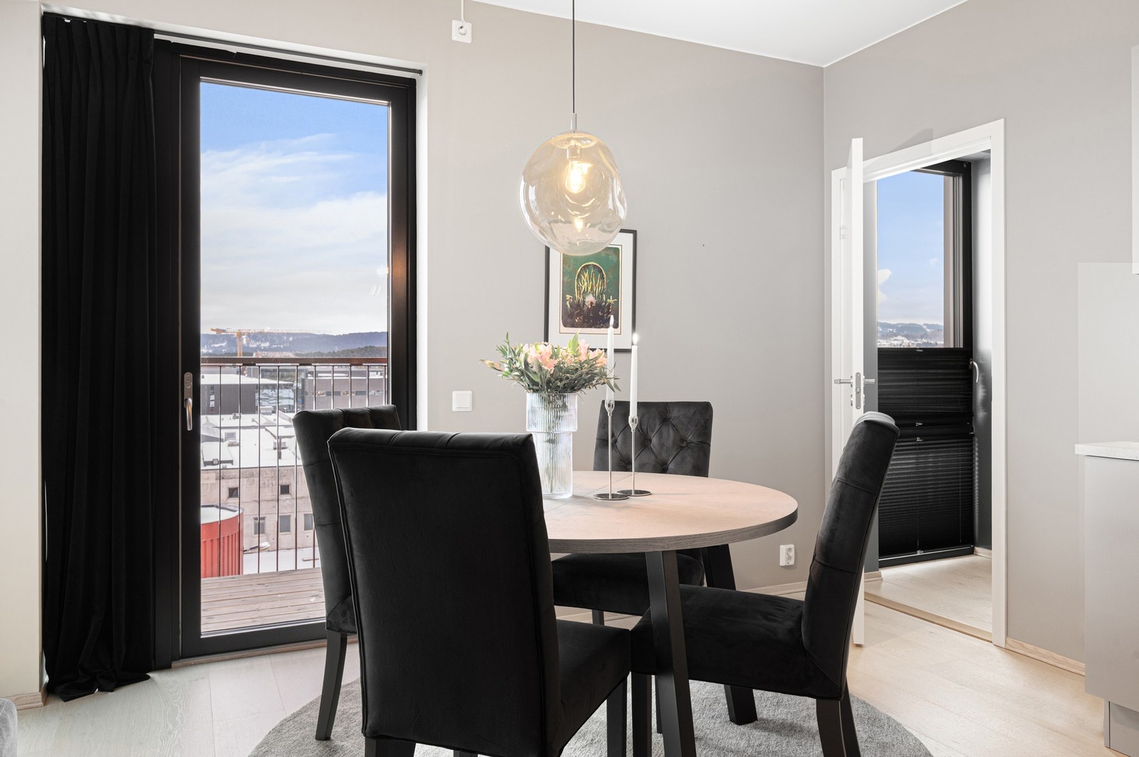 Boligens store vindusflater gir rikelig med naturlig lys inn i leiligheten. Galleribilde