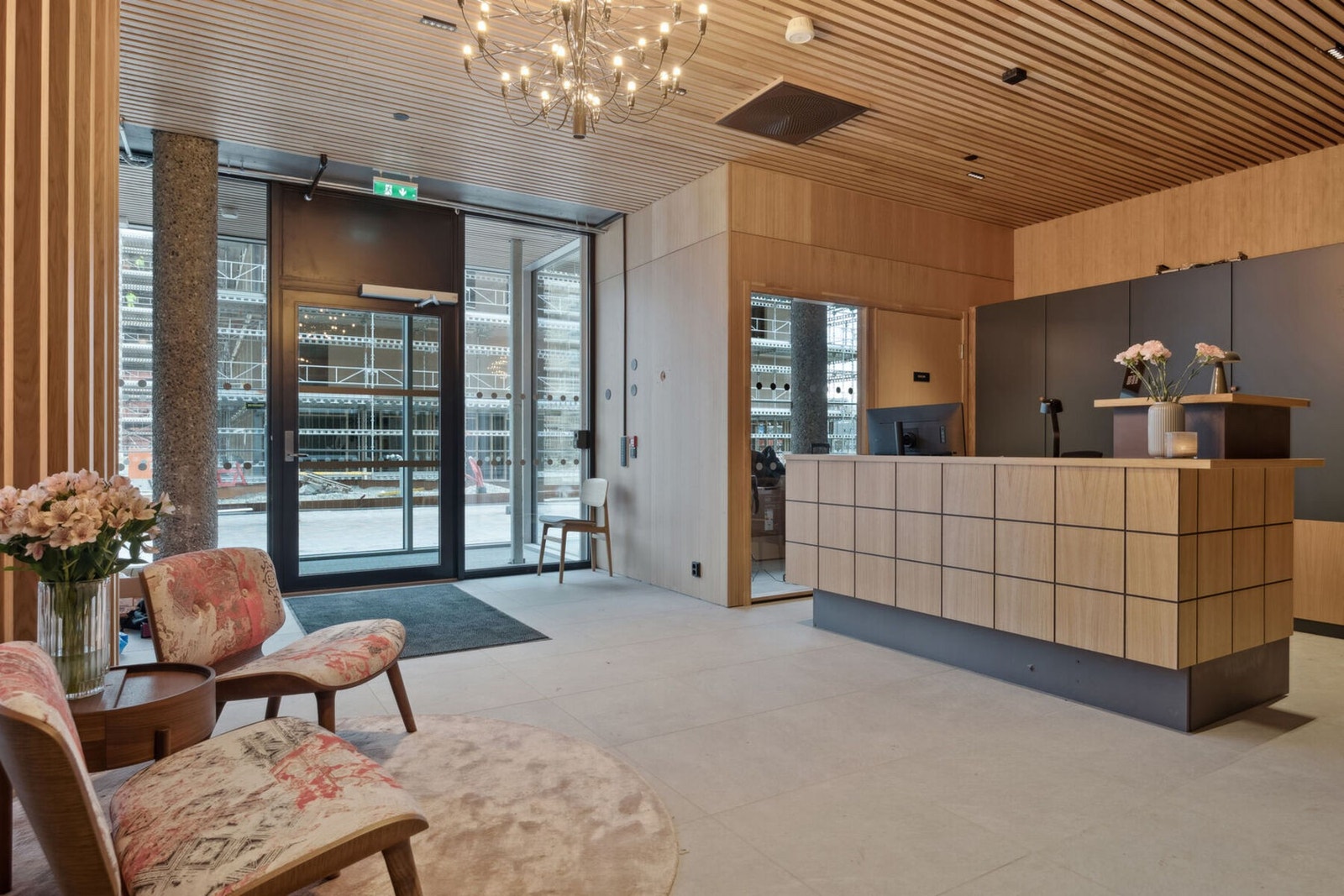 Leiligheten er en del av Ringve pluss, konseptet har som formål å tilrettelegge for en enklere hverdag. Serviceområdet betjenes av en heltidsansatt vert eller vertinne, som hjelper med store og små tjenester - fra skjorterens til hundepass. Galleribilde