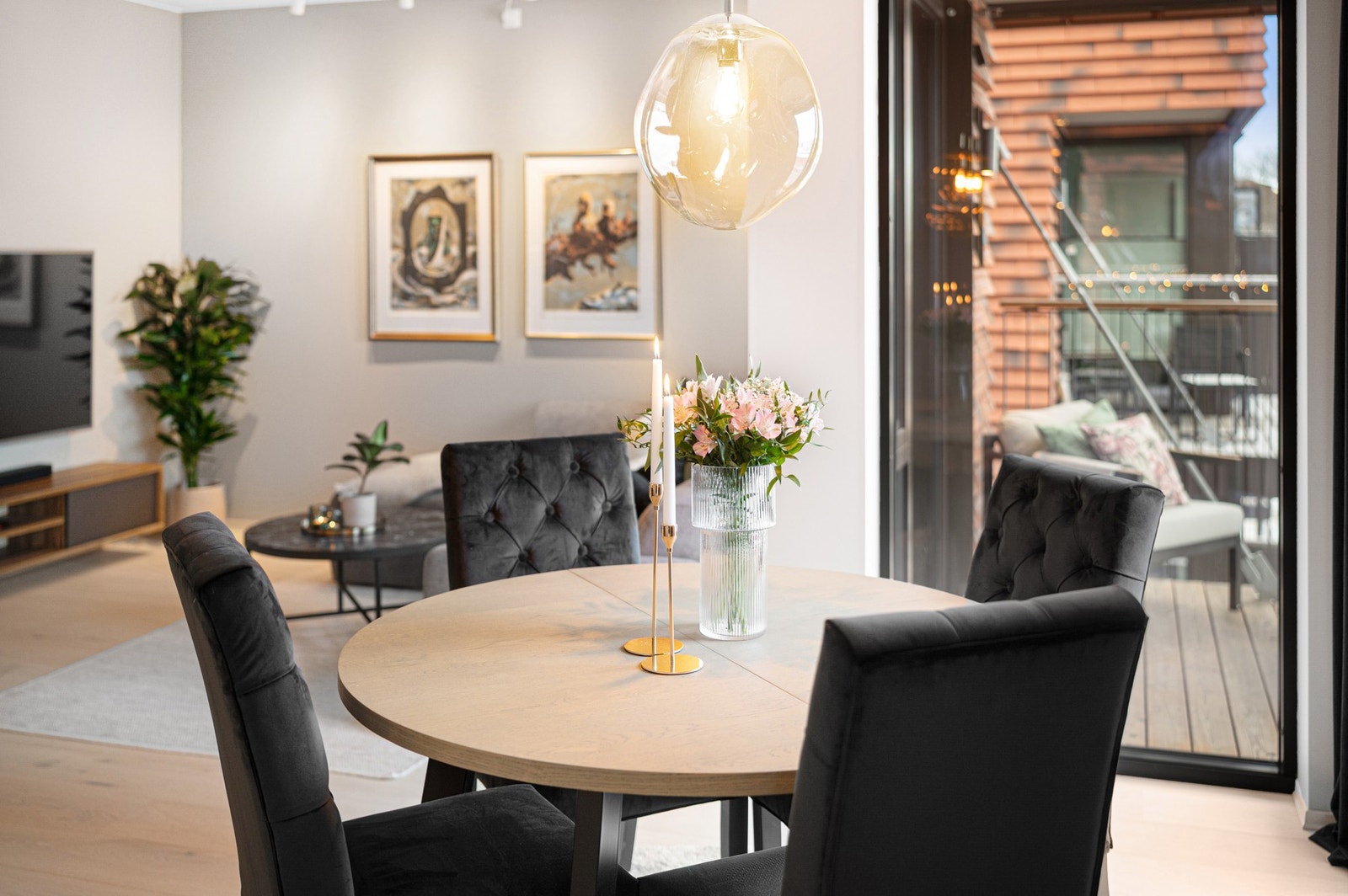 Boligen er en del av "Ringve Pluss" og har med det tilgang på flere ekstrafasiliteter, som treningsrom, gjestebolig, selskapslokale og takterasse med badstu m.m. Galleribilde