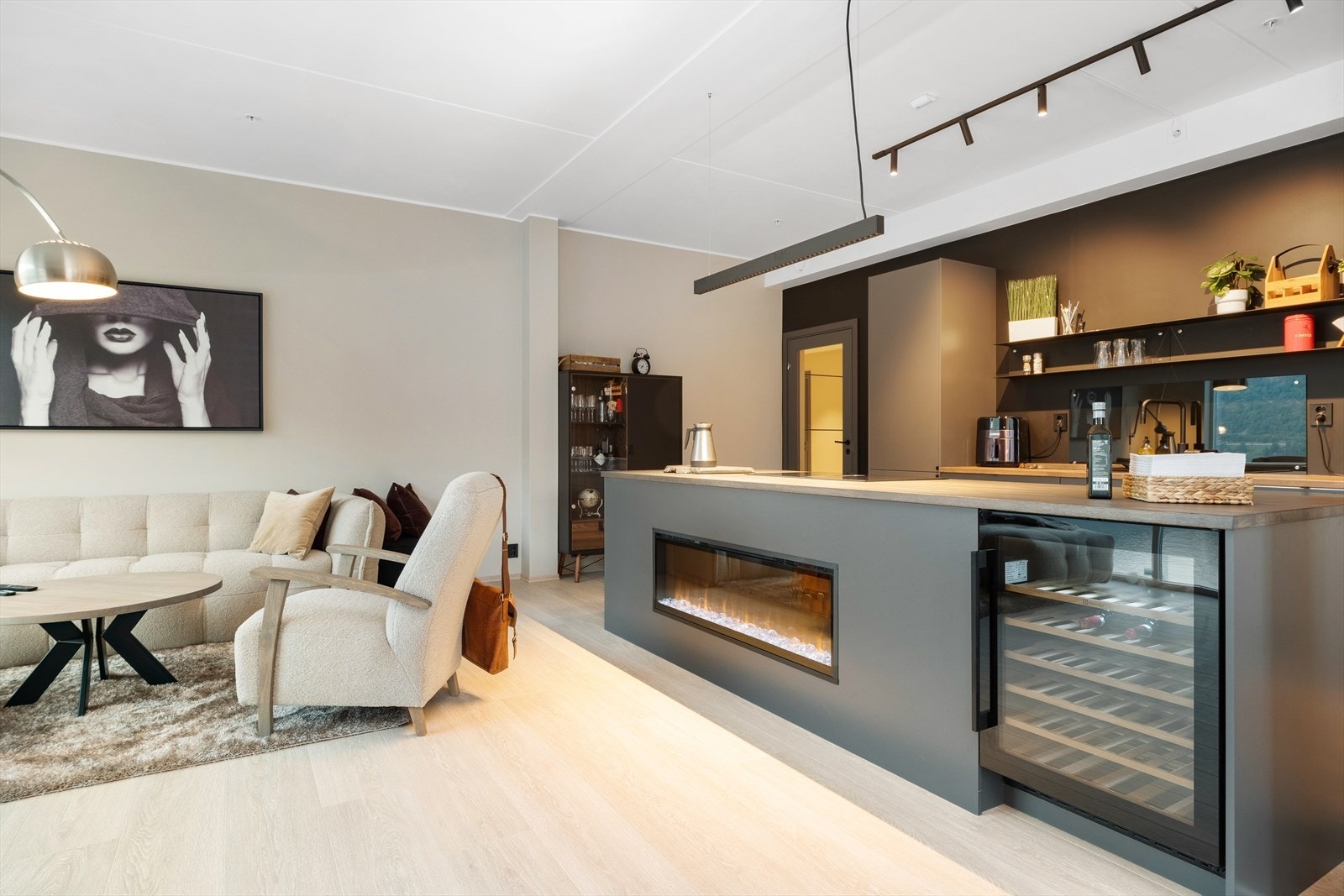 Eit lekkert og smakfullt kjøkken frå Sigdal som kler resten av leilegheita godt. Galleribilde