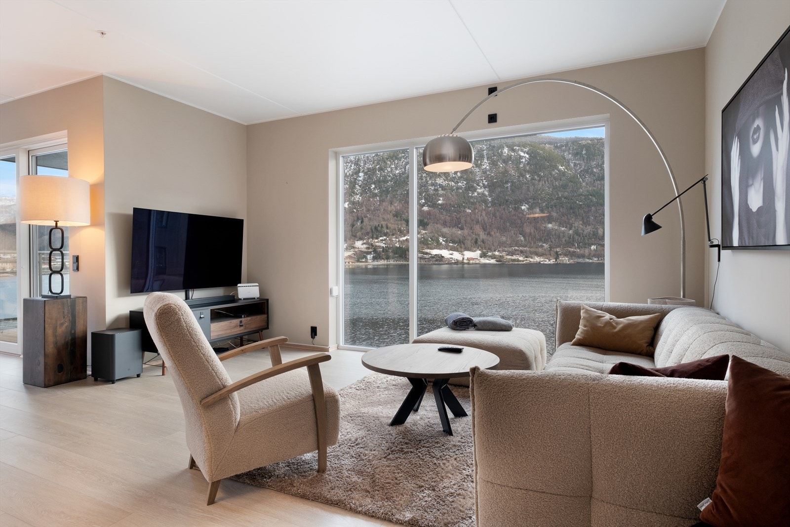 Vindaugsflater som strekker seg frå golv til tak sørgar for rikeleg med naturleg lys. Galleribilde