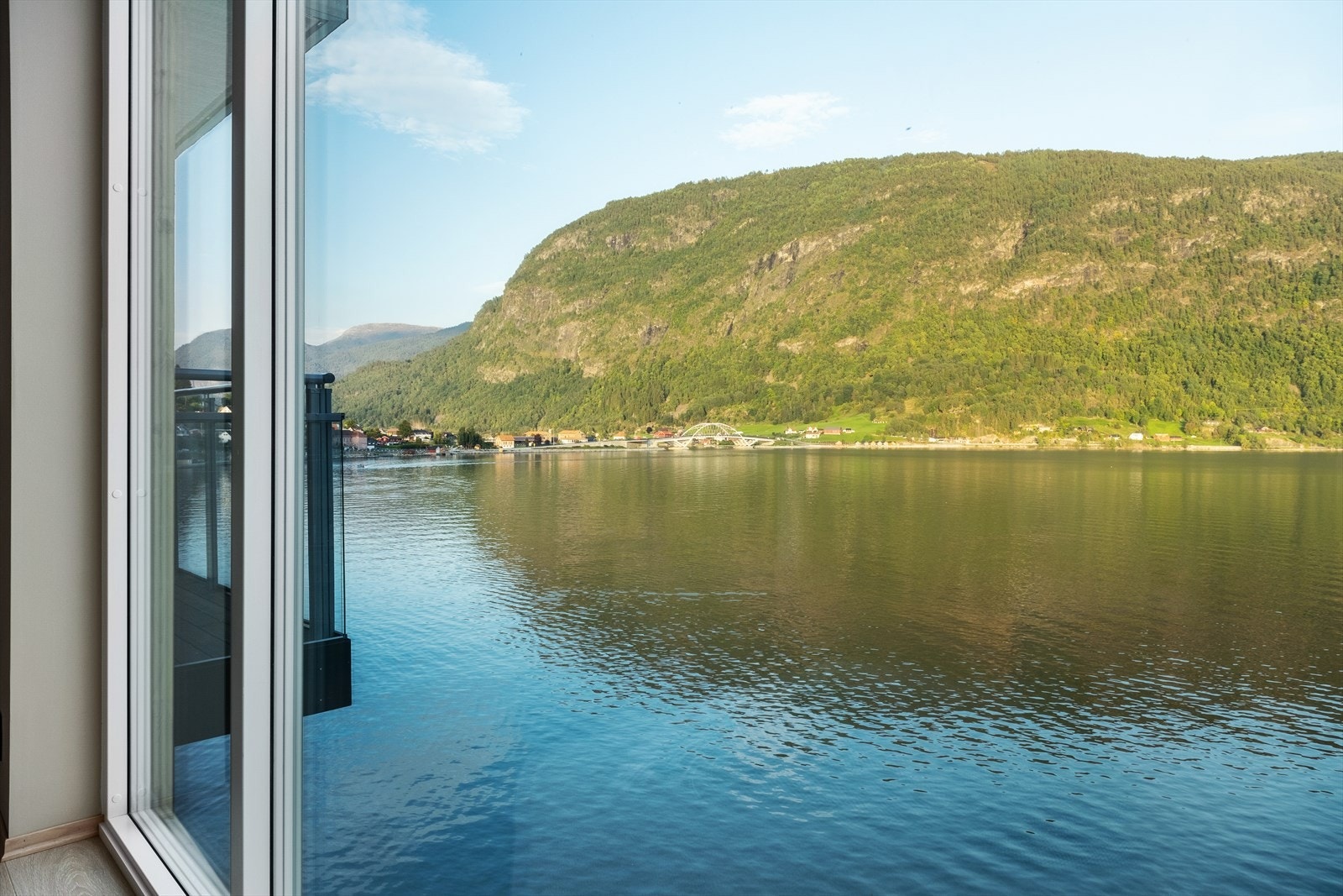 Frå leilegheiten har ein nydeleg utsikt mot fjorden, Loftesnesbrua og omkringliggande fjell. Galleribilde