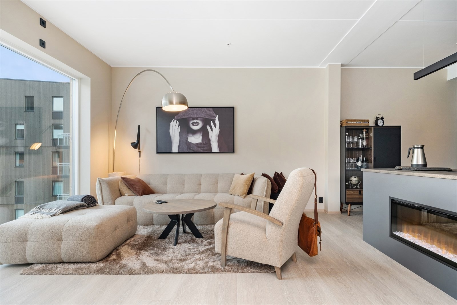 Leilegheita er betydeleg oppgradert frå standard leveranse og har mellom anna smarthusstyring på lys. Galleribilde