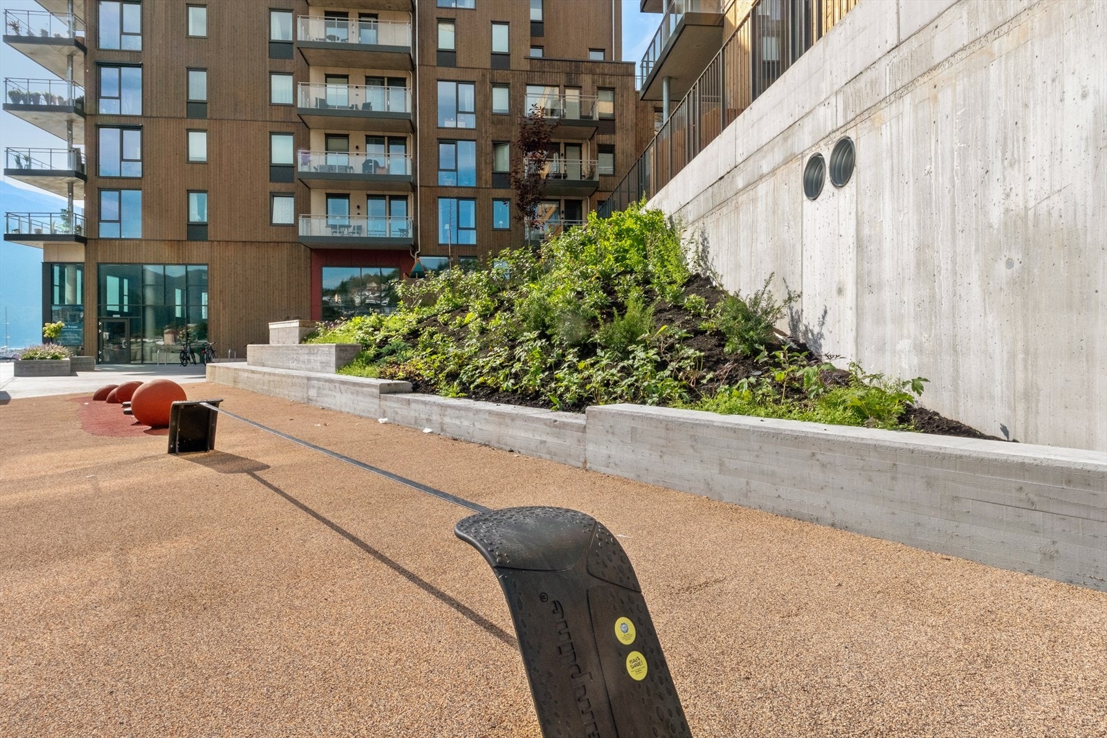Frå leilegheita er det gangavstand til skule, barnehage og sentrum med det meste ein treng i kvardagen. Galleribilde