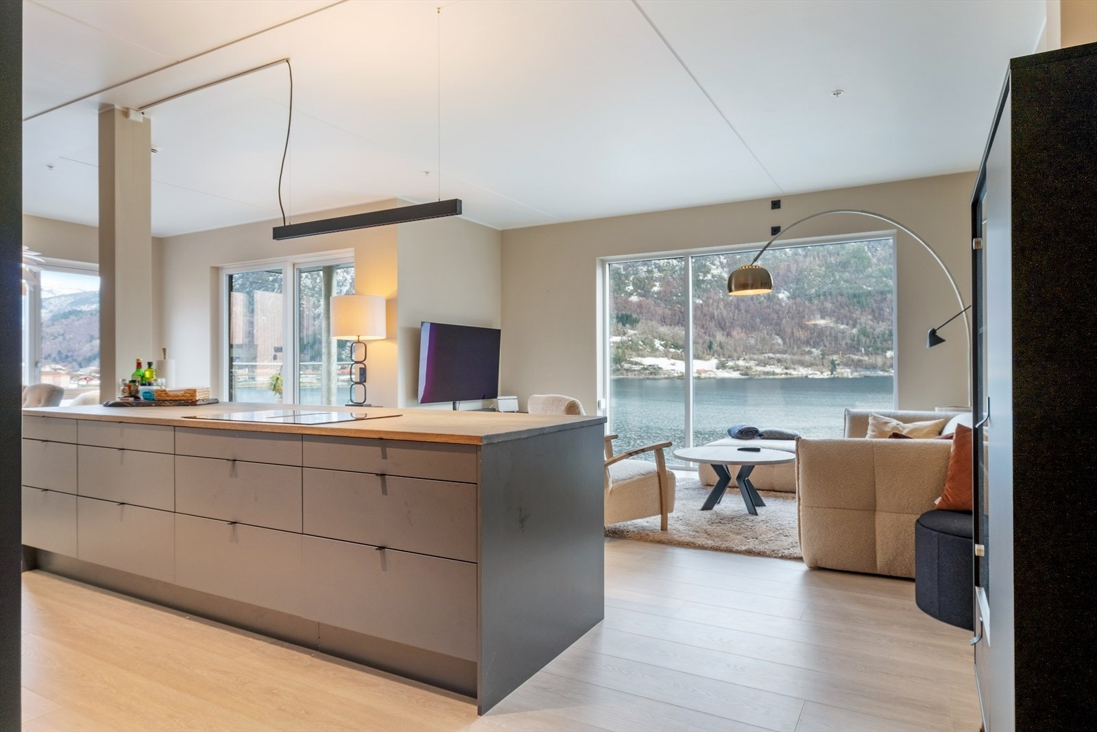 Det er nytta tidsriktige material- og fargeval med eit lekkert laminatgolv med imitasjon av eik og slette veggflater i duse og tiltalande fargetonar. Galleribilde