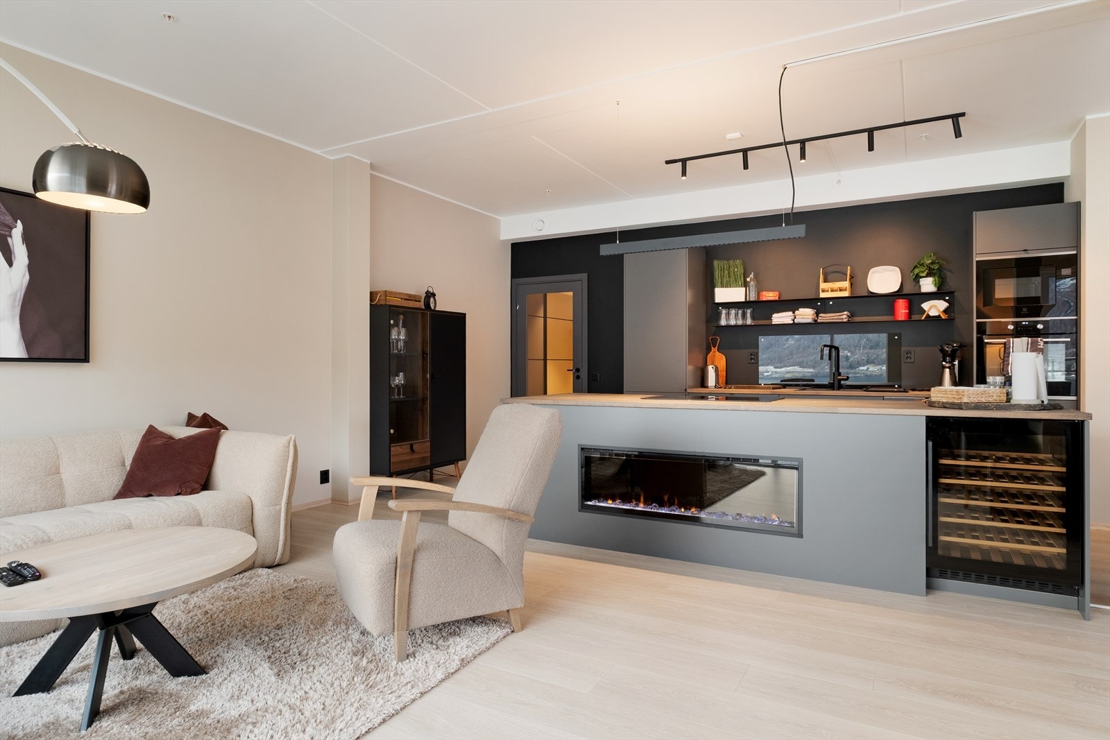 Open løysing med kjøkken og stove dannar eit flott opphaldsrom. Galleribilde