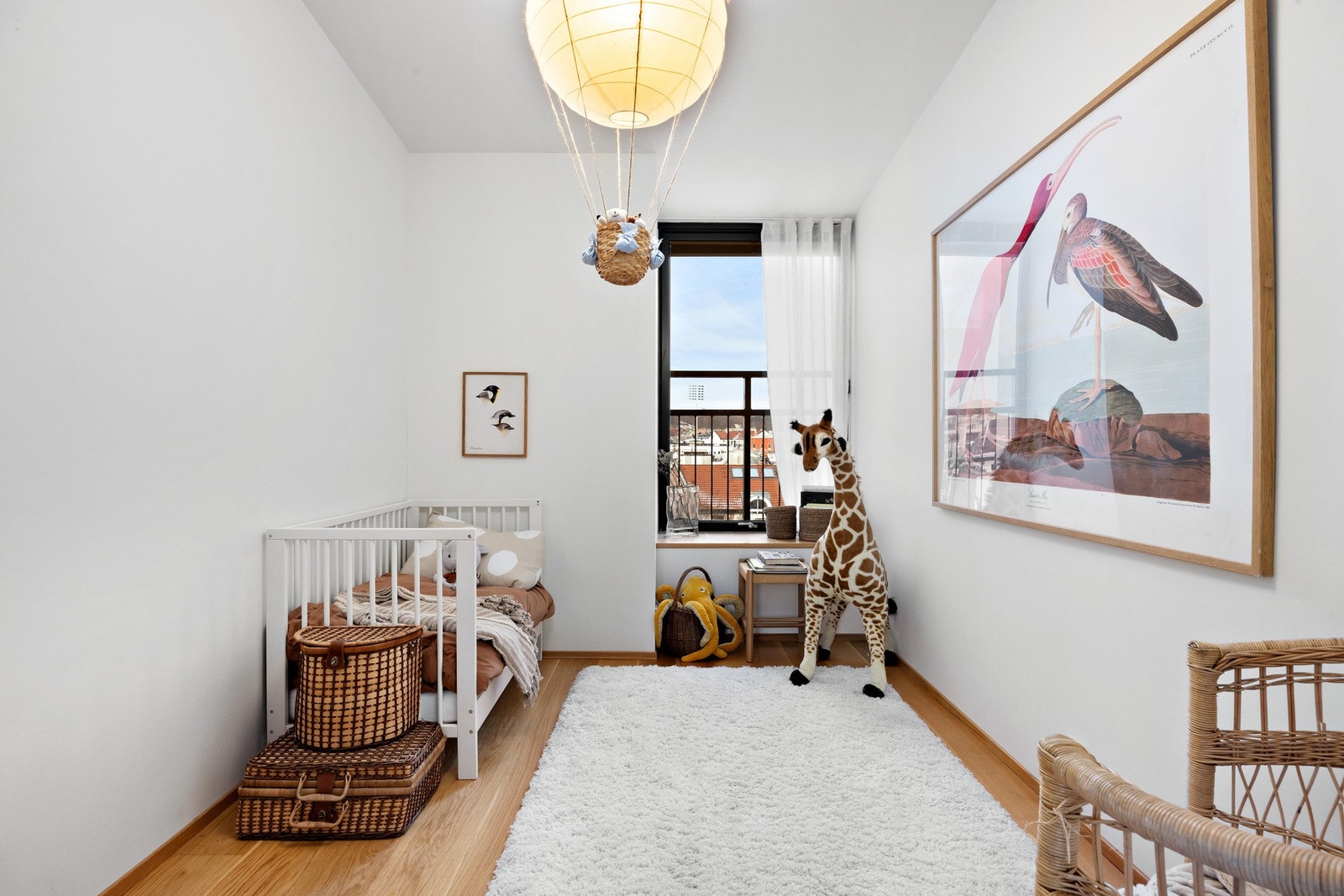 Soverom 3 på ca. 10 m² med fransk balkong og utsikt mot byen østover og sørøst. God plass og plissegardiner fra Fasadeprodukter for mørke og svale netter. Galleribilde