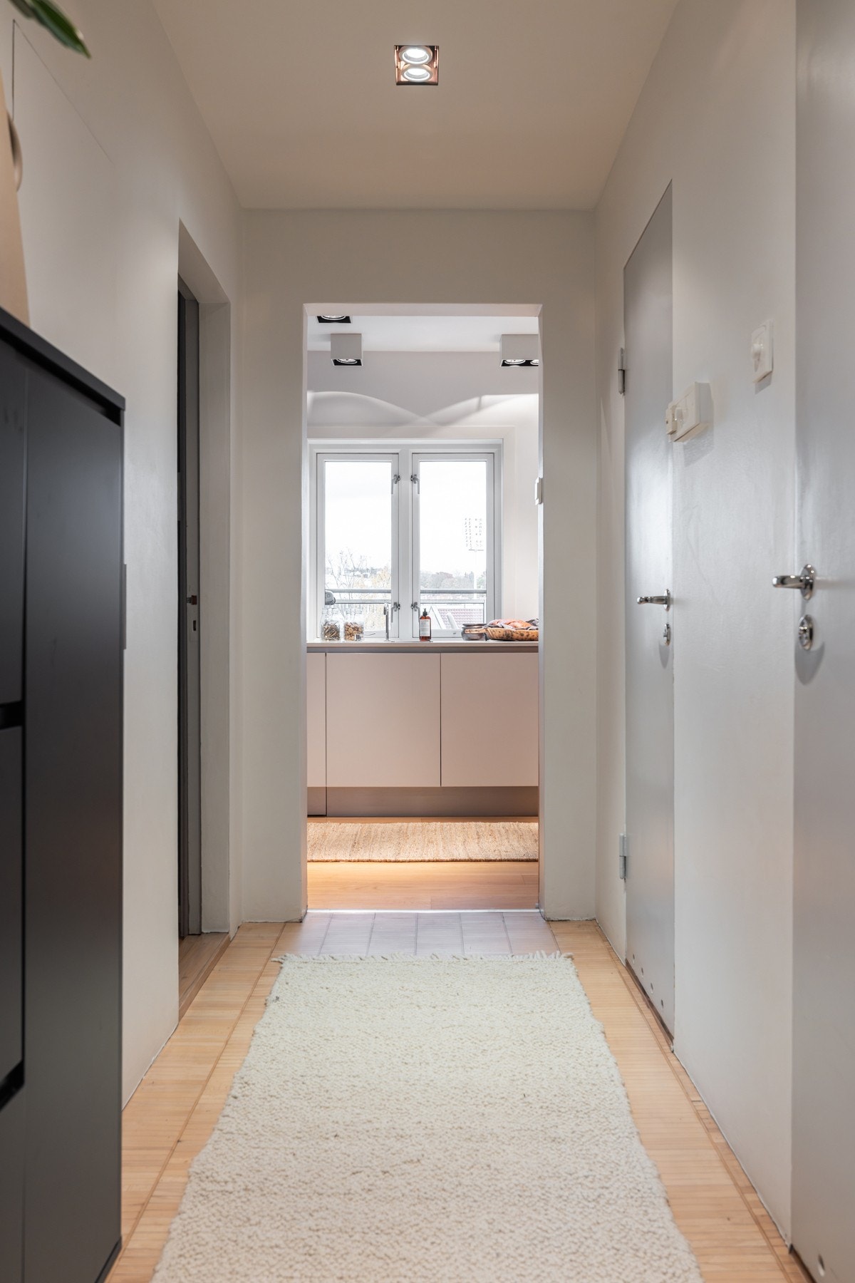 FLOS Compass Box-belysning installert i 2017 i forbindelse med totalfornyelsen av det elektriske anlegget - gir et rent og moderne uttrykk.
Plassbygget garderobe tegnet av Lund + Slaatto Arkitekter, som kombinerer funksjon og design på en elegant måte. Galleribilde